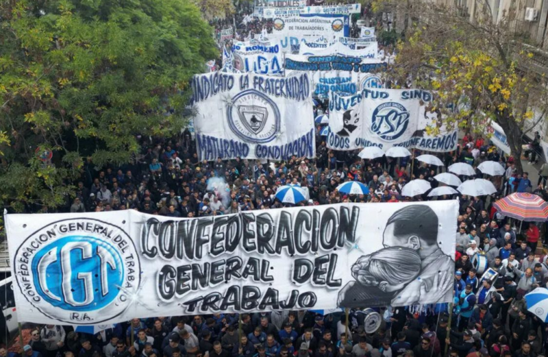 El_Pulso_P's tweet photo. La CGT vuelve a la calle con un fuerte plan de lucha contra el ajuste y la pérdida del poder adquisitivo. ? https://t.co/HT1tokhod7 #CGT #Protesta #Economía https://t.co/IbjWfvJ1QA
