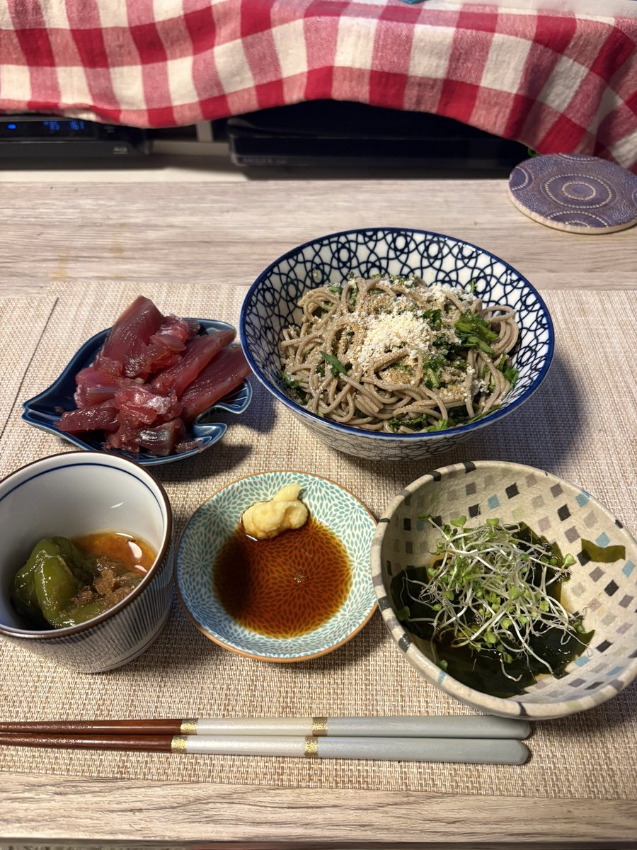 kentaronarrator's tweet photo. 今日は春菊そばと副菜モリモリ！美味しい！😋 https://t.co/NNh2NP8ZYR