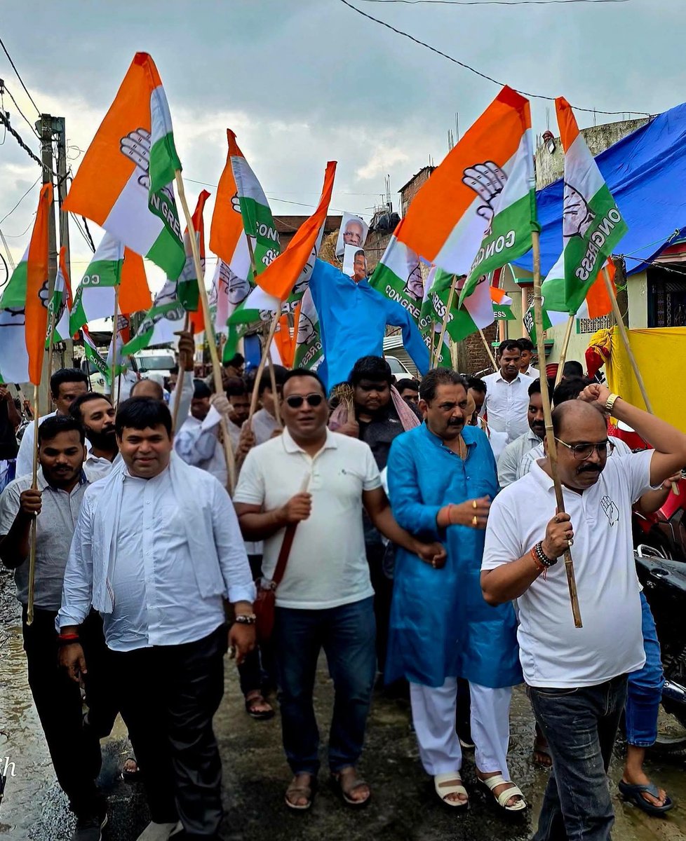Premray1927's tweet photo. नीट पेपर लीक से देश के लाखों छात्रों के भविष्य के साथ हुए खिलवाड़, अपने अधिकारों की आवाज़ उठाने वाले विद्यार्थियों पर हुए पुलिस लाठीचार्ज, नेता प्रतिपक्ष आदरणीय श्री @RahulGandhi  जी एवं अन्य सांसदों के साथ हुए अमानवीय और अलोकतांत्रिक व्यवहार के विरोध में आज कटिहार जिला कांग्रेस अध्यक्ष संजय कुमार सिंह जी के देखरेख में मंसाही प्रखंड कांग्रेस कमेटी के अध्यक्ष कमरूल हक जी के अगुवाई में आयोजित विरोध-प्रदर्शन में शामिल होकर शिक्षा मंत्री एवं प्रधानमंत्री से नैतिक जिम्मेदारी लेते हुए इस्तीफे की मांग की।

लाठियों से सच की आवाज़ दबाई नहीं जाएगी,
युवाओं की उम्मीद कभी मिटाई नहीं जाएगी।
सपनों का सौदा करने वालों, अब हिसाब देना होगा,
हर ज़ोर-जुल्म के टक्कर में, संघर्ष हमारा नारा है।

देश के युवाओं का भविष्य किसी की लापरवाही की भेंट नहीं चढ़ सकता। विद्यार्थियों पर लाठीचार्ज, पेपर लीक और लोकतांत्रिक आवाज़ों को दबाने की कोशिश किसी भी सभ्य लोकतंत्र के लिए चिंताजनक है। छात्रों के अधिकारों, शिक्षा व्यवस्था में पारदर्शिता और संविधान की रक्षा के लिए हमारा संघर्ष निरंतर जारी रहेगा।

शिक्षा मंत्री इस्तीफा दो!
प्रधानमंत्री जवाब दो!
युवाओं के भविष्य से खिलवाड़ बंद करो!

इंक़लाब ज़िंदाबाद!
जय हिंद!