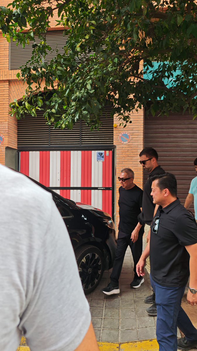lagrada914's tweet photo. IMAGEN LA GRADA EN EXCLUSIVA 💣

• Peter Lim, en VALENCIA en estos momentos. Se ha reunido con Javier Solís y Ron Gourlay para planificar la temporada y seguir de cerca la evolución Nou Mestalla. 

• Se le ha pedido un esfuerzo en el mercado. 

@radioesport914 https://t.co/891Un0FXoX