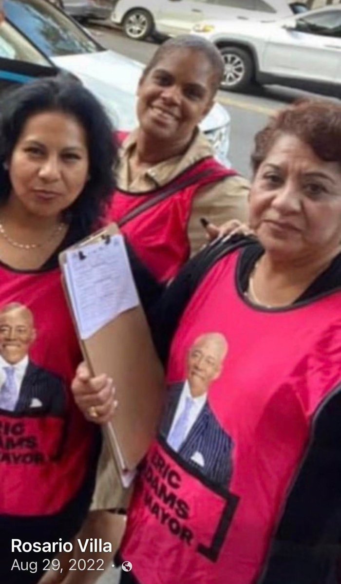 jose_anbriz's tweet photo. Identifican a mujer que espero a Claudia Sheinbaum afuera de su hotel en New York; Se dedica a mover migrantes para campañas políticas.
Tras que se hiciera viral en redes sociales un grupo de mexicanos que esperaron con alegría a #ClaudiaSheinbaum afuera de su hotel en New York, durante la final del mundial, lograron identificar a una mujer de nombre #RosarioVilla la cual se dedica a mover migrantes en #newyork para apoyar al partido político #Morena.