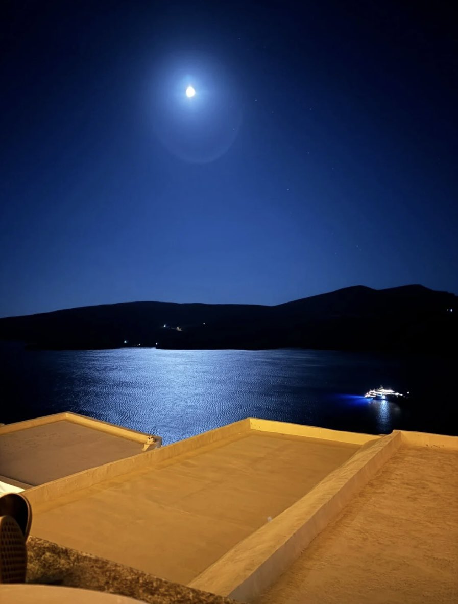princessekateri's tweet photo. Τι παίρνει μαζί του ένας άνθρωπος όταν φεύγει;

Παίρνει, άραγε, μαζί του την ταράτσα στην Αστυπάλαια;

@agorakijulie @lifomag https://t.co/CXBnteLO5d