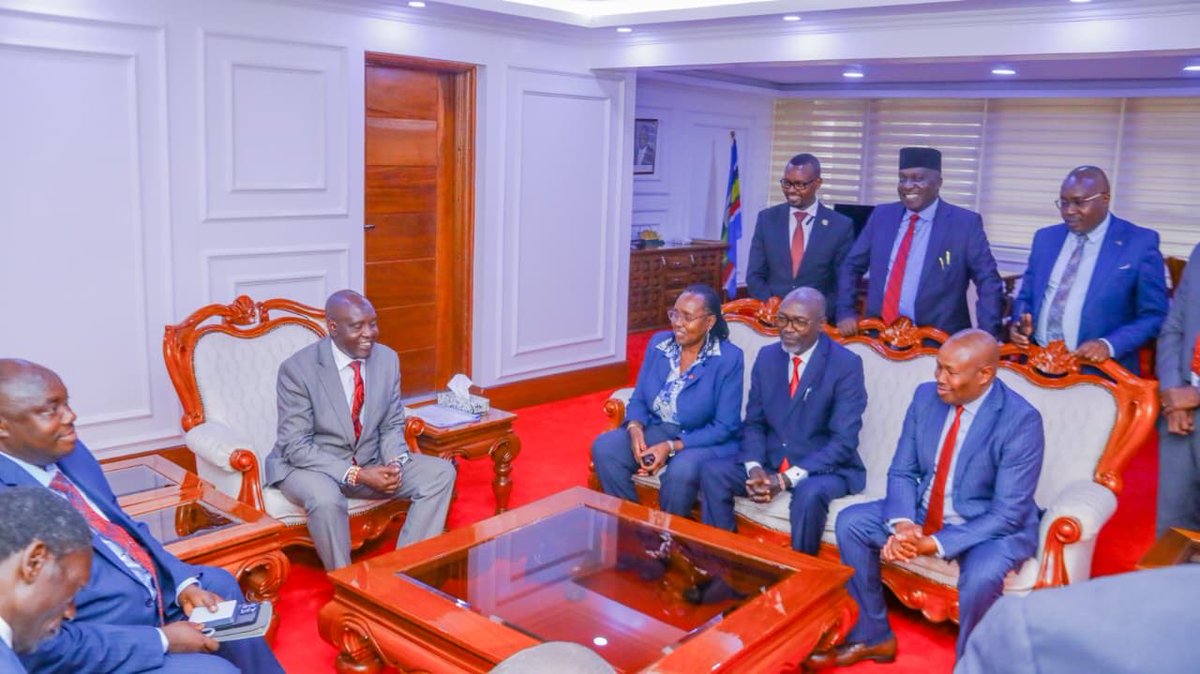 _BasicEdu's tweet photo. The PS, John Ololtuaa @ololtuaa, today held a consultative meeting with the Kenya National Union of Teachers (KNUT) officials led by the Secretary General, Mr. Collins Oyuu. The discussions focused on key issues affecting the teaching profession &amp; quality basic education in Kenya https://t.co/wxyf16v0zy