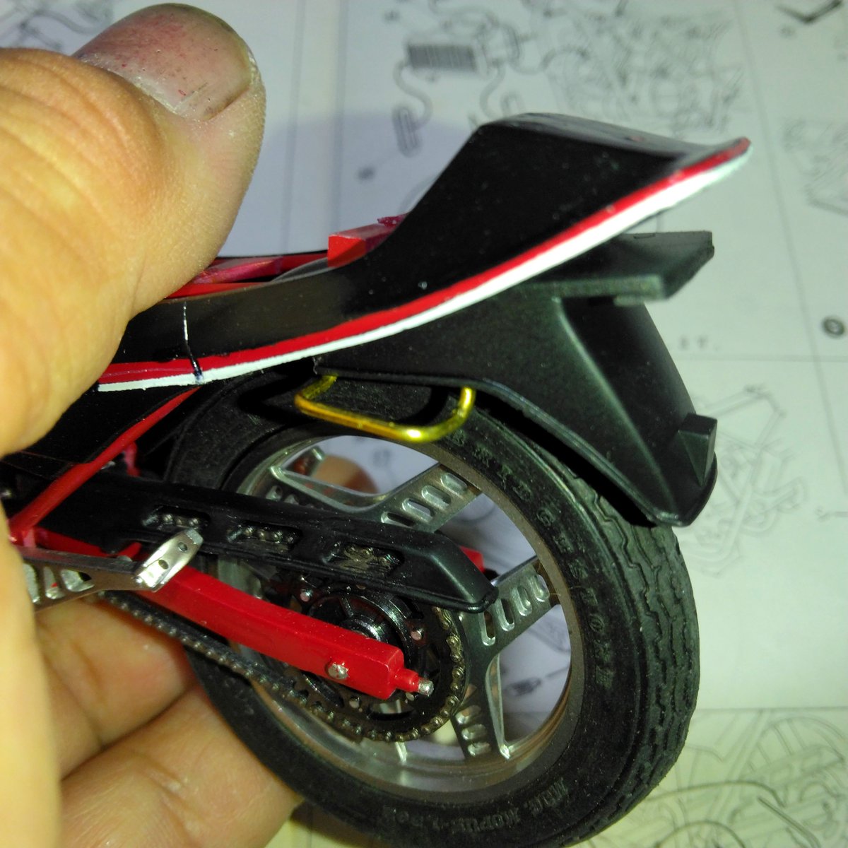 ada_kura's tweet photo. #アオシマ
#VT250F(1型)
ラジエーター、マフラー、リヤフェンダーなどを作る
マフラーはステップステーに適当に接着しろという大らかさ
リヤのフックが省略されていたので真鍮線で作った https://t.co/YrlUkySDa0