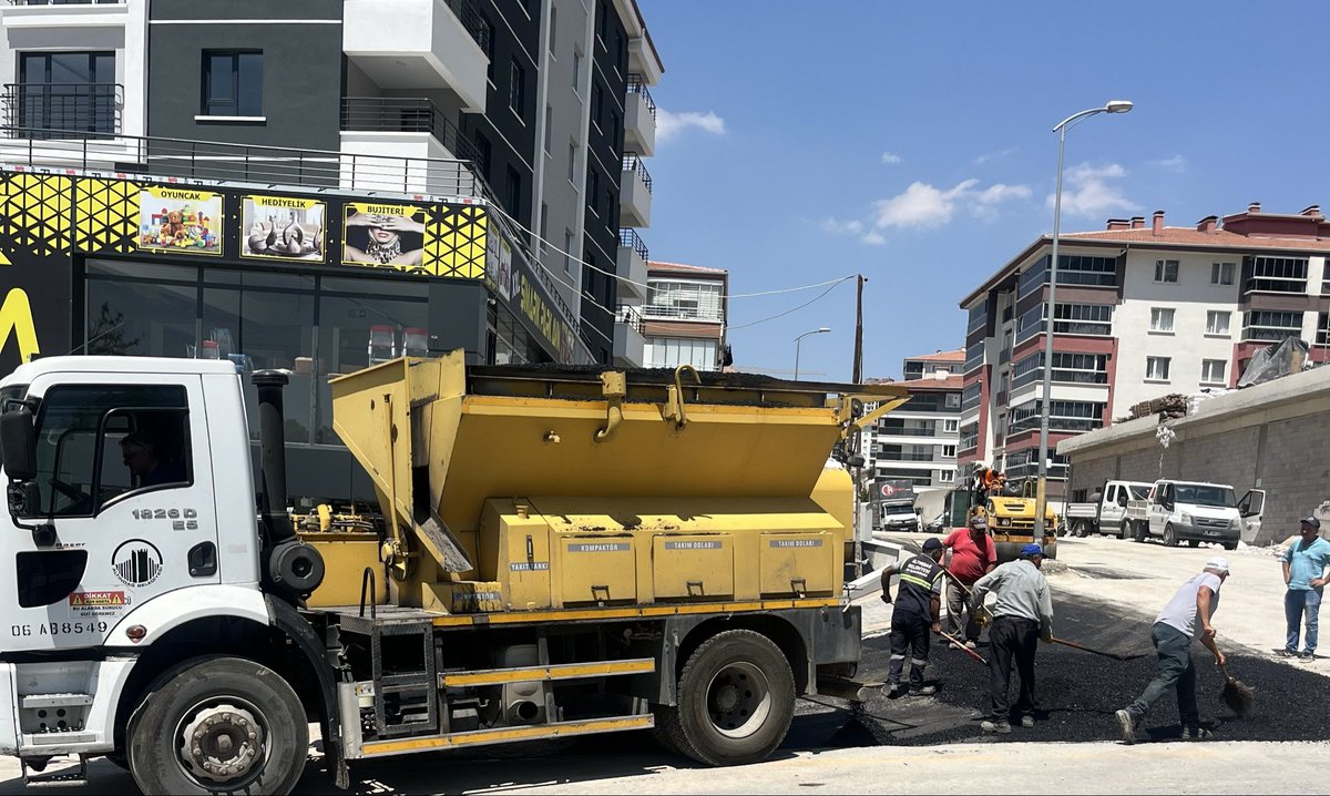 eipek06's tweet photo. Altındağmızda değişim ve dönüşüm hızla devam ediyor Altındağ Belediye başkanımız Sn.@DrVeyselTiryaki önderliğinde değişim ve dönüşümün olduğu bölgelerde altyapı çalışmalarıda tüm hızıyla devam ediyor asfaltlama tamirat ve tadilat çalışmaları kapsamında ￼kıymetli Fen İşleri personelimiz ile araya geldik ￼￼ hayırlı işler diledik ￼