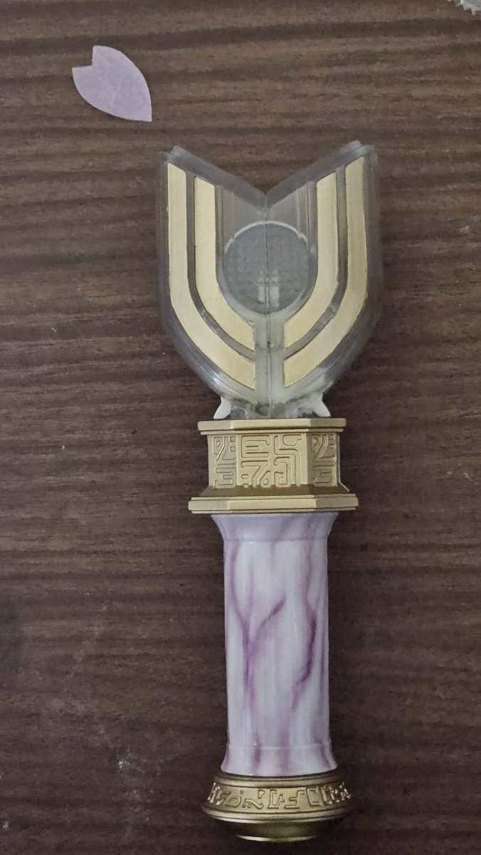 amazing874's tweet photo. というわけでスパークレンス改修終わりました
ゴールド部分はタミヤのゴールドでリペイント
グリップ部分も先人の方々の塗装を参考にプロップっぽく模様を塗装し直しました（もうちょっと濁った色にすればよかった）
ウイングに吹いた光沢がめちゃくちゃそれっぽくなってくれて満足 https://t.co/U2Ll8pKkqU