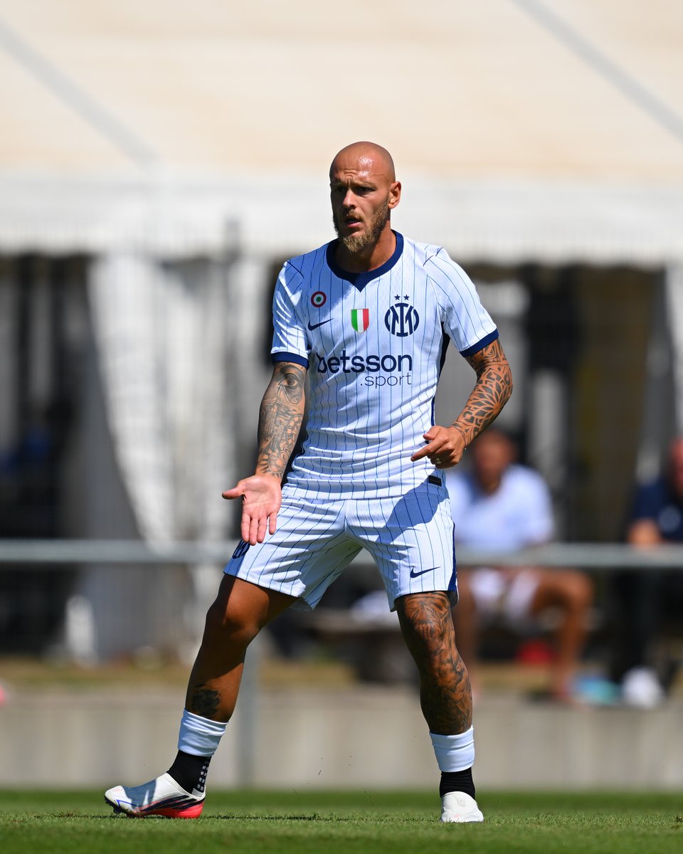 Inter's tweet photo. In campo 🏃⚽🖤💙 https://t.co/uuX2kX3KGq