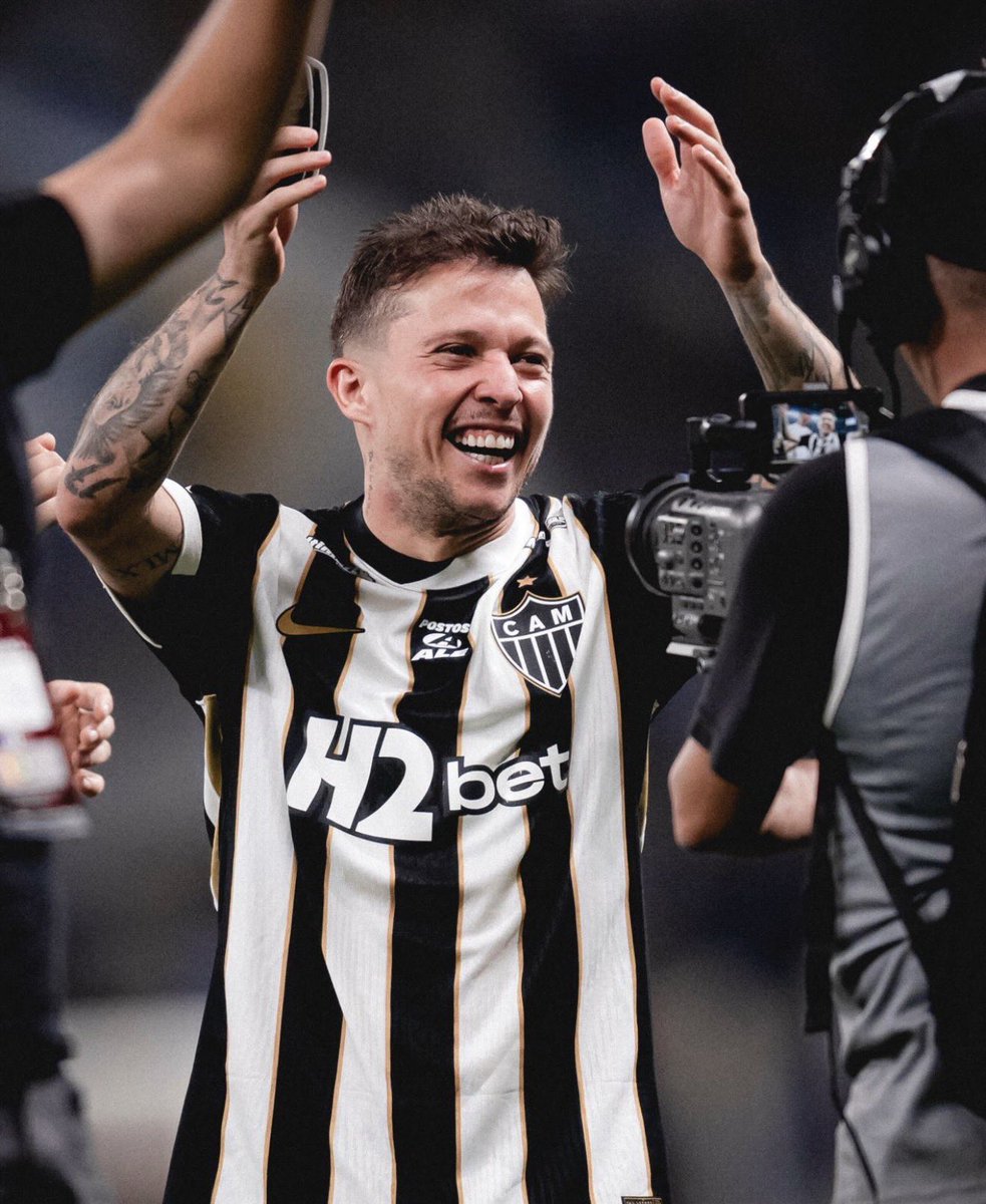 GaloCareca21's tweet photo. Pelo empate amargo, ficou um pouco apagado mais uma boa atuação de Bernard.

Cresceu MUITO de produção com o Barba e tem demonstrado muita inteligência pra jogar.

 Ta jogando bem! 🐓🧙 https://t.co/BIbsoOJlJV