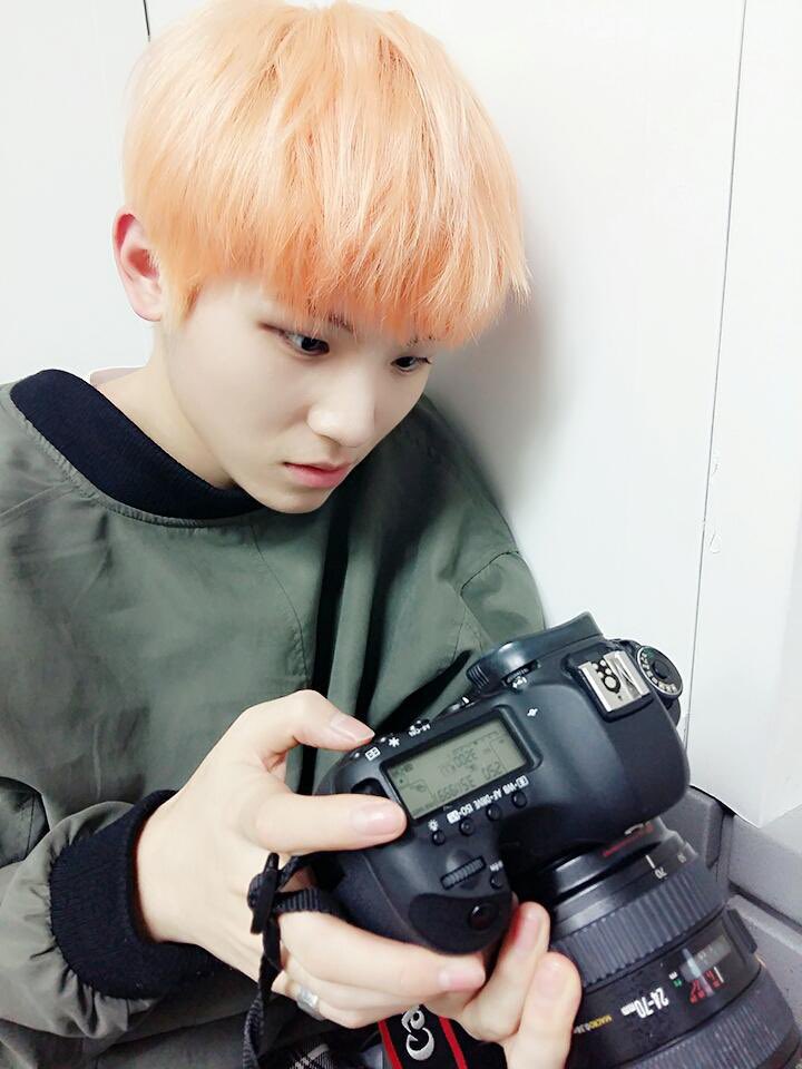 1IE2woozi's tweet photo. 유독 바부같음 https://t.co/DJUMUFRNIn