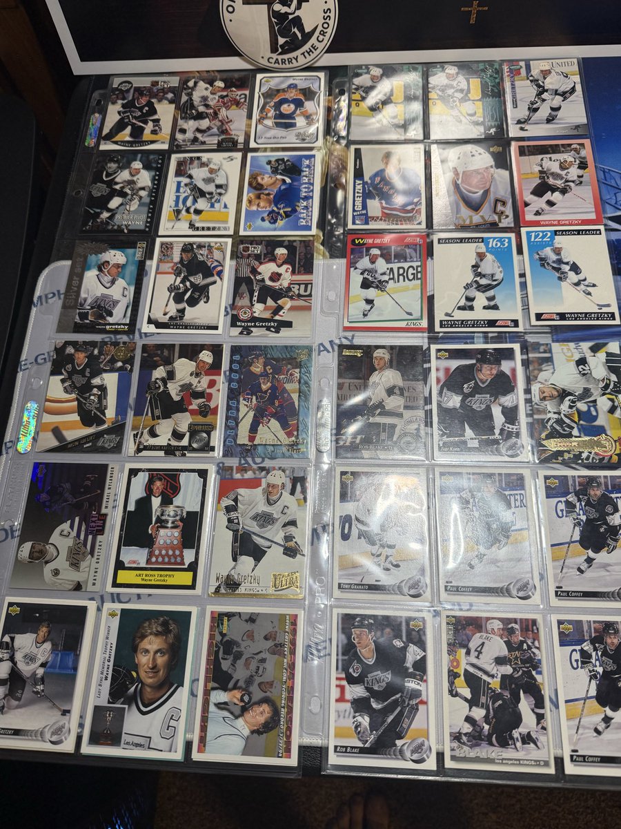 memphiscardco's tweet photo. Bruce Wayne? Nah… Wayne Gretzky. 🏒🦇

Mane pulled up on the ice with The Great One — white mask, Kings sweater, and vintage Gretzky heat in the binder.

This one’s for the hockey collectors, the Kings fans, and anybody who knows Wayne didn’t need superpowers… he had the puck. 🦁

“Seest thou a man diligent in his business? he shall stand before kings…”
— Proverbs 22:29 KJV

DM if you’re chasing Gretzky.

#WayneGretzky #TheGreatOne #HockeyCards #SportsCards #MemphisCardCompany