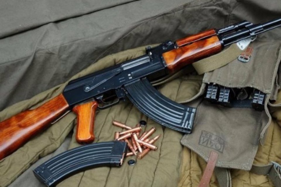 PoliceSCSI's tweet photo. Près de #Lyon, les #FDO ont découvert un fusil d'assaut chargé fixé sur une trottinette dans une camionnette.
Une découverte qui a probablement évité le pire dans une #France où la violence se banalise et se débride chaque jour un peu plus.
Combien de signaux d'alerte faudra-t-il encore avant que nos politiques agissent enfin avec fermeté pour protéger les citoyens et ceux qui les défendent au quotidien?
#SoutienFDO 
https://t.co/MckiiFJJTE