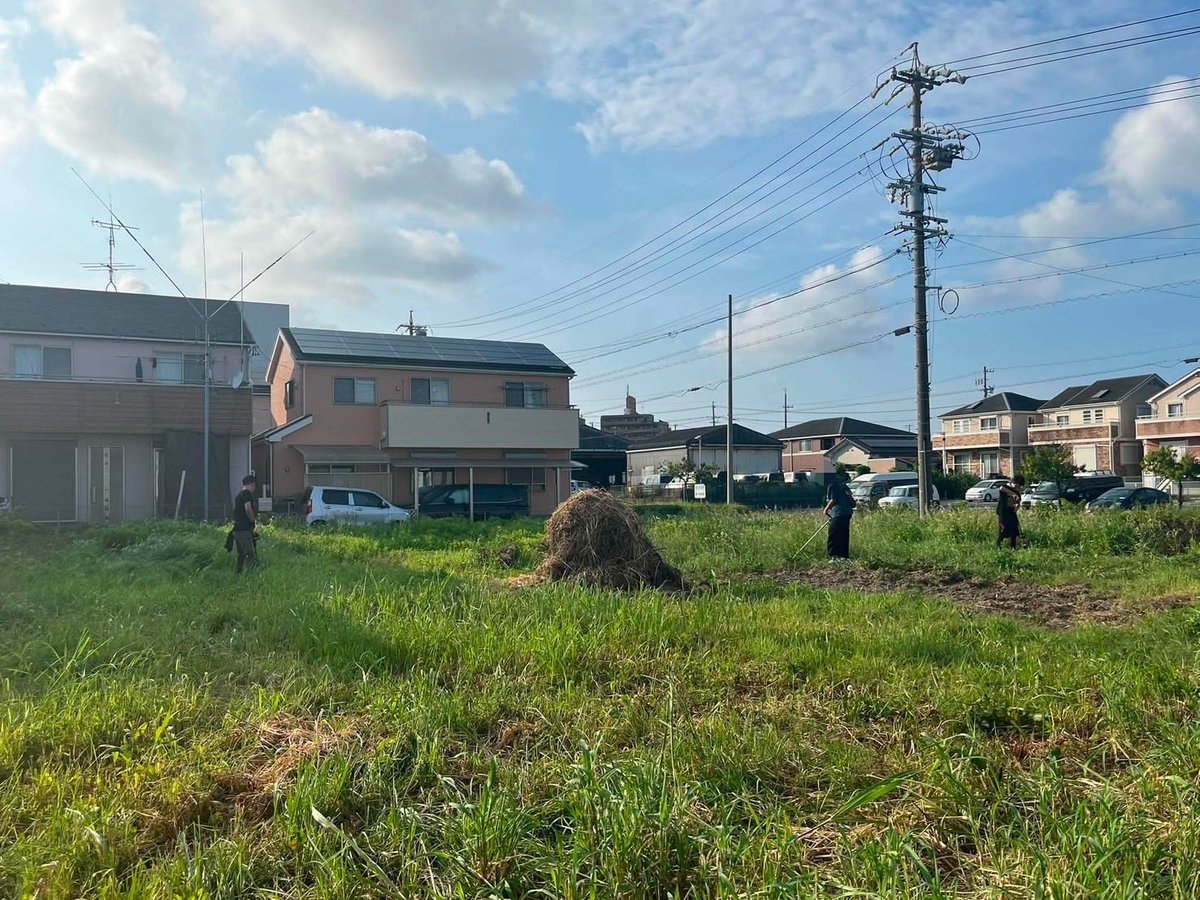 K_Funahashi69's tweet photo. 先日自立援助ホームに住む子ども達と畑作業をしました!🌱
土台として土作りや草刈りをメインに2時間やりました!
畑作業の経験がほとんどなかったので、
大変さを体感できた日となりました!👍
#情熱クラブ
#StayAlive
#自給自足 https://t.co/dnFO1arZTA