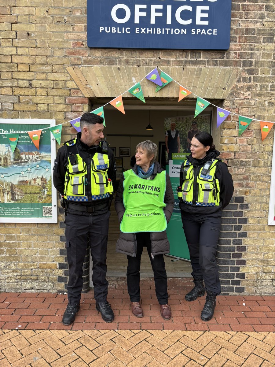 CommunityRail's tweet photo. Today’s date is 24/7 and we're shining a light on the incredible work @Samaritans does across Britain's rail network.

Day and night, @Samaritans is there for anyone who needs someone to listen. No judgement, no pressure💚 #TalkToUs #SamaritansAwarenessDay https://t.co/FyKCP0c8tM https://t.co/MVfVWSEPcm