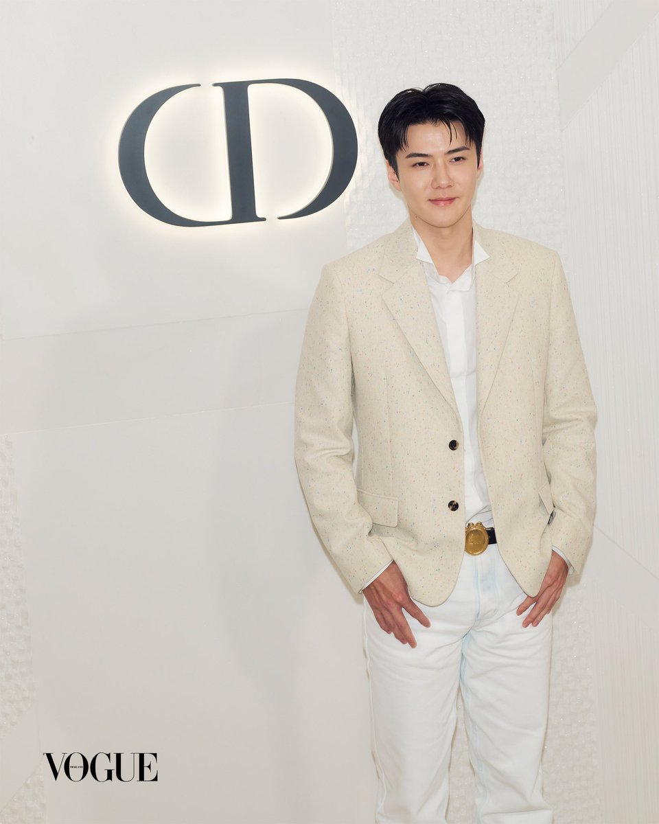 VogueThailand's tweet photo. #VogueReports เปิดอัลบั้มภาพหน้าบูติกแห่งใหม่ของ Dior @Dior ณ สยามพารากอนของ ‘SEHUN’ เฮาส์แอมบาสเดอร์ระดับโลกกับการมาเยือนประเทศไทย พร้อมเยี่ยมชมบูติก 3 ชั้นอันยิ่งใหญ่ใจกลางกรุงเทพมหานคร พร้อมนำเสนอมนตร์เสน่ห์แฟชั่นในแบบฉบับของ Jonathan Anderson เรียกเสียงต้อนรับและสร้างบรรยากาศการทักทายแฟนคลับอย่างอบอุ่นในค่ำคืนนี้ #SEHUNxDIOR #SEHUN #세훈 #EXO

รอติดตามอัลบั้มฉบับเต็มในงานเฉลิมฉลองการเปิดบูติกได้เร็วๆ นี้ที่ https://t.co/7d0HOHxwDn

ภาพ: Nattanam W.