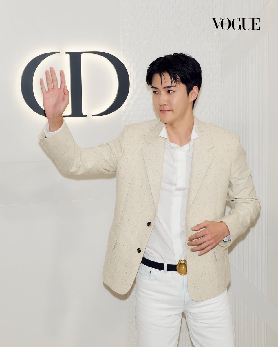 VogueThailand's tweet photo. #VogueReports เปิดอัลบั้มภาพหน้าบูติกแห่งใหม่ของ Dior @Dior ณ สยามพารากอนของ ‘SEHUN’ เฮาส์แอมบาสเดอร์ระดับโลกกับการมาเยือนประเทศไทย พร้อมเยี่ยมชมบูติก 3 ชั้นอันยิ่งใหญ่ใจกลางกรุงเทพมหานคร พร้อมนำเสนอมนตร์เสน่ห์แฟชั่นในแบบฉบับของ Jonathan Anderson เรียกเสียงต้อนรับและสร้างบรรยากาศการทักทายแฟนคลับอย่างอบอุ่นในค่ำคืนนี้ #SEHUNxDIOR #SEHUN #세훈 #EXO

รอติดตามอัลบั้มฉบับเต็มในงานเฉลิมฉลองการเปิดบูติกได้เร็วๆ นี้ที่ https://t.co/7d0HOHxwDn

ภาพ: Nattanam W.