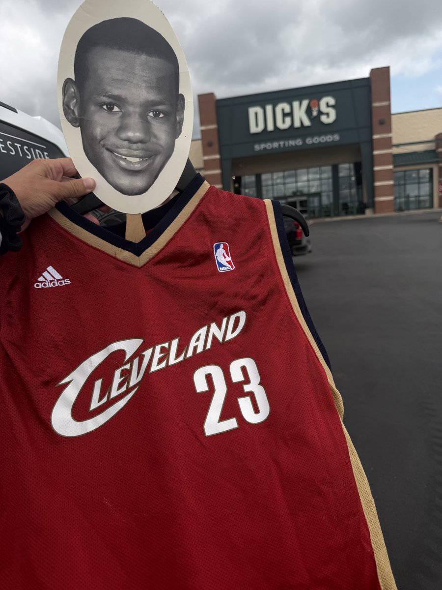 ajowash86's tweet photo. #lebronwatch day 23
Shopping at @DICKS with @KingJames https://t.co/M3yPyHv9Q8