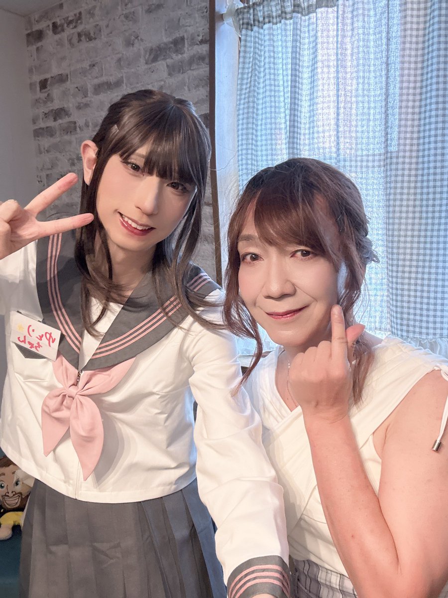 yui_mocha17's tweet photo. #ラビコン
夏ラビコン
ツーショット編
撮っていただいた皆様ありがとうございました😊

①ネイルも素敵な初めましての美夢さん@_sakuranemiku 
②衣装👗と撮影📷メイク💄がいつも素敵ななつきさん@natsuki_nonbiri 
③委員長と念願のツーショット😊 
ゆとりちゃん@6641Izumi 
④ようやくエンカできたかずぴょんさん🚃🕰️@kazuclock_josou