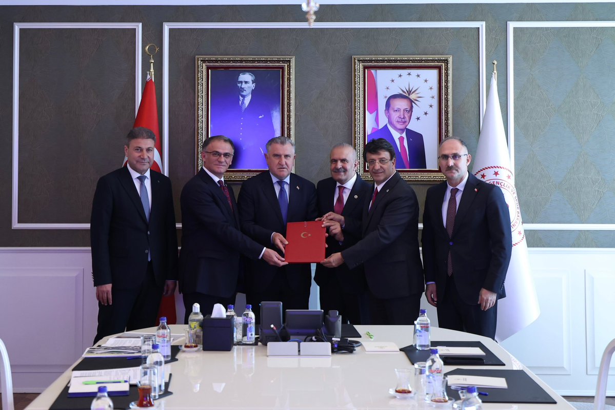 K_Turkmenoglu_V's tweet photo. 📍ANKARA

VAN STADYUMU VE YAŞAM KOMPLEKSİ İÇİN İMZALAR ATILDI

Gençlik ve Spor Bakanı Osman Aşkın Bak, Van'a kazandırılacak Van Stadyumu ve Yaşam Kompleksi projesi için hazırlanan protokolü imzaladı.

Cumhurbaşkanı Recep Tayyip Erdoğan'ın onayının ardından, Bakan Osman Aşkın Bak'ın da "hayırlı olsun" temennileriyle imzalanan protokolle kentin spor altyapısını güçlendirecek dev yatırımın resmi süreci başlamış oldu.

Gençlik ve Spor Bakanlığı'nda düzenlenen imza törenine Van Valisi Ozan Balcı, AK Parti Van Milletvekilleri Burhan Kayatürk ve Kayhan Türkmenoğlu, Gençlik ve Spor İl Müdürü Mehmet Tosun, Spor Yatırımları Genel Müdürü ile bakanlık bürokratları katıldı.

Yaklaşık 15 bin oturma, 20 bin toplam seyirci kapasitesine göre tasarlanan Van Stadyumu ve Yaşam Kompleksi'nin yapım ihalesinin Ağustos ayında gerçekleştirilmesi planlanıyor.

Yapım ihalesi, Van Valiliği Yatırım İzleme ve Koordinasyon Başkanlığı (YİKOB) tarafından yürütülecek.

- SADECE STADYUM DEĞİL, YAŞAM MERKEZİ OLACAK

Van Stadyumu ve Yaşam Kompleksi, yalnızca futbol karşılaşmalarına ev sahipliği yapacak bir spor tesisi olarak değil, kentin sosyal, ekonomik ve kamusal yaşamına sürekli katkı sunacak çok amaçlı bir yaşam merkezi olarak planlandı.

Yaklaşık 15 bin oturma kapasitesine sahip proje; şehir merkezine yakın konumu, ana ulaşım ağlarına kolay erişimi ve 1500 araç kapasiteli kapalı otoparkıyla hem maç günlerinde hem de günlük yaşamda vatandaşlara konforlu kullanım imkânı sağlayacak.

YILIN HER GÜNÜ YAŞAYAN BİR KOMPLEKS

Projenin temel hedeflerinden biri, stadyumların yalnızca maç günlerinde kullanılan yapılar olmasının önüne geçmek. Bu kapsamda stadyumun alt bölümlerinde mağazalar, kafeteryalar, restoranlar, sosyal yaşam alanları ve çeşitli ticari birimler yer alacak. Böylece kompleksin, karşılaşmaların olmadığı günlerde de kent sakinleri tarafından aktif olarak kullanılması amaçlanıyor.

Kompleks bünyesinde yer alacak antrenman salonları ve spor alanlarıyla profesyonel spor faaliyetleri desteklenirken, çocuklar, gençler ve farklı yaş gruplarındaki vatandaşların da sporla iç içe bir yaşam sürmesi hedefleniyor. Kapalı otoparkın yapı altında planlanmasıyla yüzeyde yayalara ayrılmış geniş kamusal alanlar oluşturulacak.

AÇIK SOKAK KONSEPTİYLE YENİ KENT ODAĞI

Stadyumun yanında inşa edilecek iki ofis kulesi de projeye farklı bir kimlik kazandıracak. Ofis blokları arasında oluşturulacak açık sokak konsepti; kafeler, restoranlar, açık oturma alanları ve ticari işletmelerle desteklenerek günün her saatinde canlı bir kent yaşamı oluşturacak.

Kapalı alışveriş merkezi anlayışından farklı olarak tasarlanan bu alanın, kentle bütünleşen, açık, erişilebilir ve kamusal yaşamı destekleyen bir sosyal merkez olması hedefleniyor.

Van Stadyumu ve Yaşam Kompleksi; spor, ticaret, çalışma hayatı, yeme-içme, sosyalleşme ve kamusal yaşamı bir araya getiren karma kullanımlı örnek bir şehircilik projesi olarak hayata geçirilecek. Projenin temel amacı, yalnızca maç günlerinde kullanılan bir stadyum inşa etmek değil; haftanın yedi günü yaşayan, Van ekonomisine katkı sağlayan, sosyal hayatı canlandıran ve kentin günlük yaşamının ayrılmaz bir parçası hâline gelen modern bir yaşam merkezi oluşturmak.