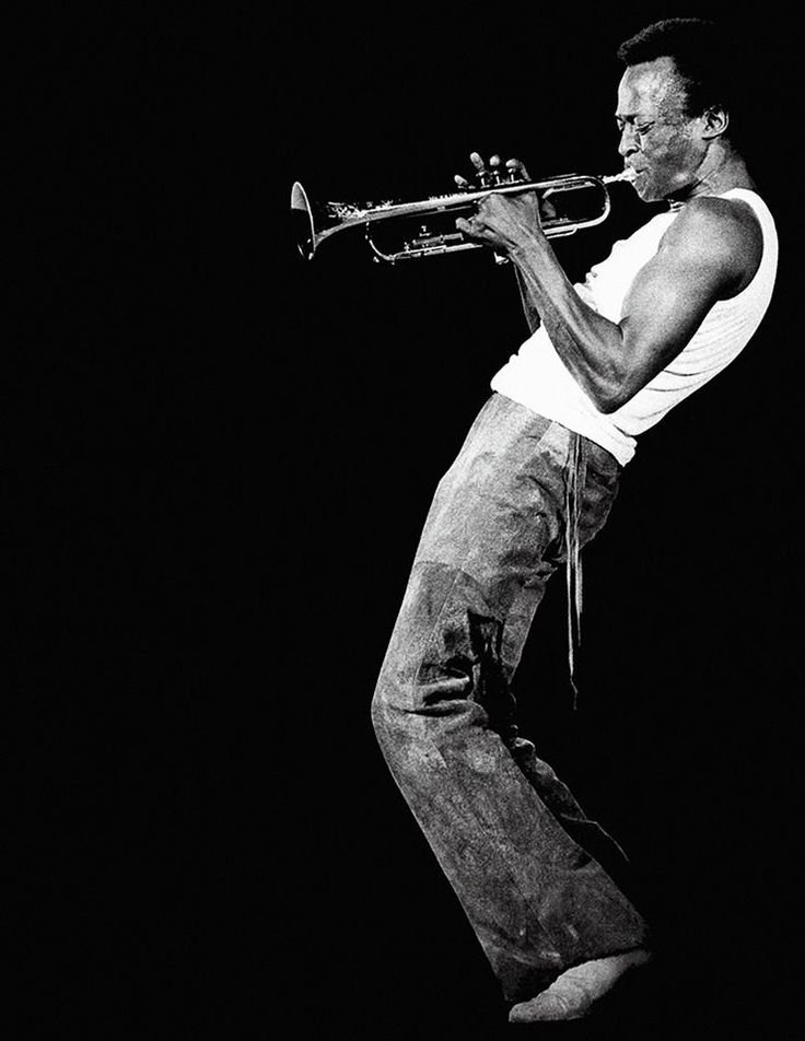 desgraca2000's tweet photo. minha mãe me chamou pra uma aula de pintura q ela ta fazendo e to pintando essa foto do miles davis do a tribute to jack johnson como primeira tela da vida https://t.co/QrjZ9W3fcK