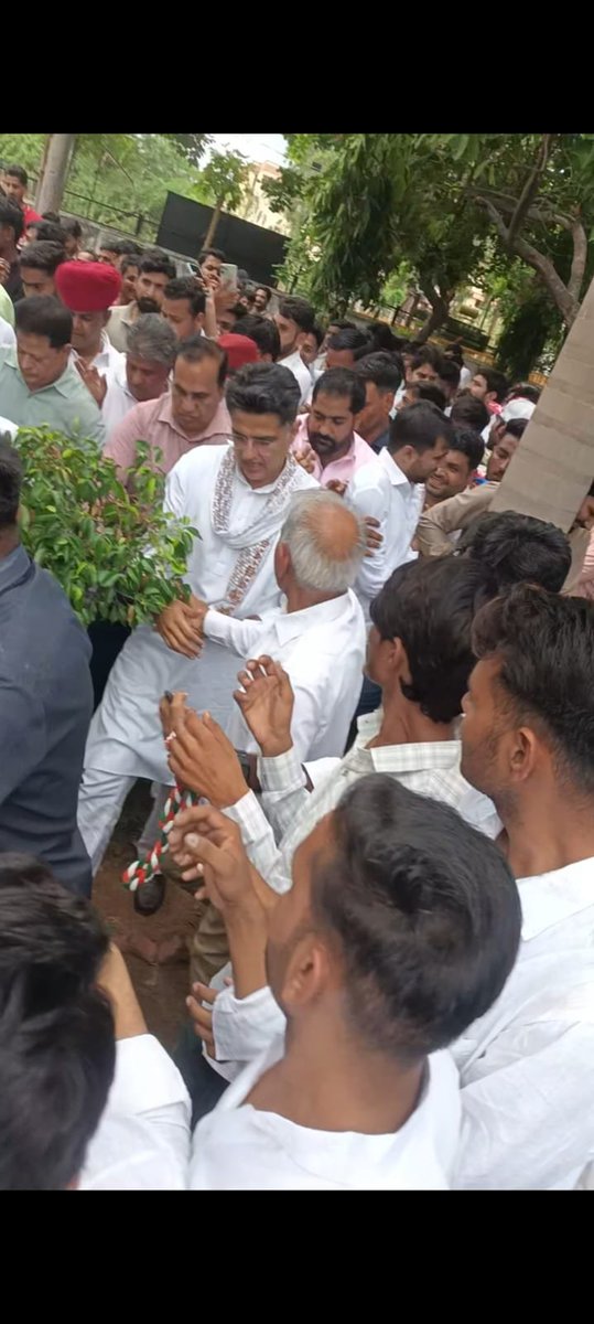RCYADAVBEHROR's tweet photo. आज जयपुर में भारतीय युवा कांग्रेस के "छात्र-युवा न्याय — बदलाव गूंज" कार्यक्रम में सहभागिता की।

आदरणीय श्री @SachinPilot जी ने NEET पेपर लीक के दोषियों पर सख्त कार्रवाई और केंद्रीय शिक्षा मंत्री धर्मेंद्र प्रधान की जवाबदेही तय करने की मांग उठाई।

@INCIndia @INCRajasthan https://t.co/uY56yXNHDI