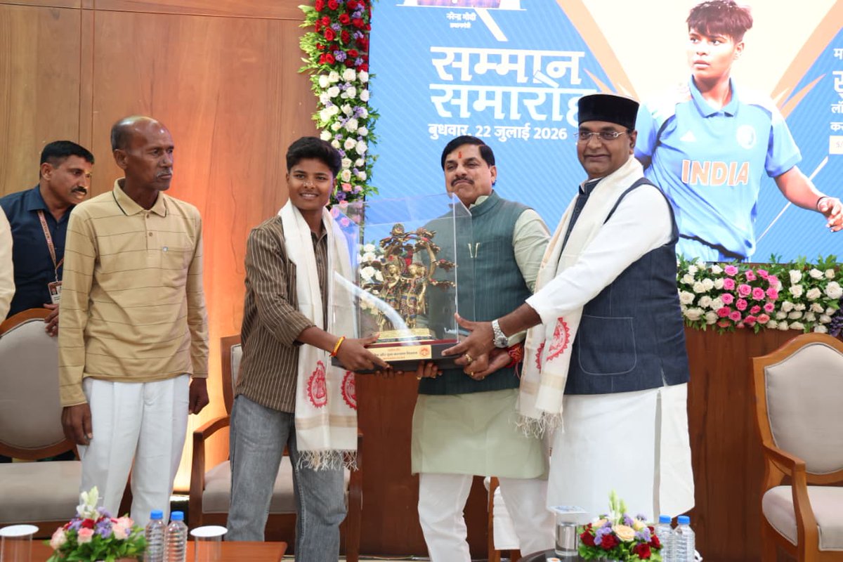 CMMadhyaPradesh's tweet photo. मुख्यमंत्री डॉ. मोहन यादव ने लॉर्ड्स के ऐतिहासिक क्रिकेट ग्राउंड पर एक पारी में 5 विकेट लेकर इतिहास रचने वाली मध्यप्रदेश की प्रतिभाशाली महिला क्रिकेटर सुश्री क्रांति गौड़ का आज मुख्यमंत्री निवास में आयोजित समारोह में  सम्मान किया एवं उनके अनुभव जाने।

इस अवसर पर मुख्यमंत्री डॉ. यादव ने क्रांति गौड़ को ₹5 लाख की प्रोत्साहन राशि प्रदान किए जाने की घोषणा भी की।

@DrMohanYadav51 @MP_DSYW #CMMadhyaPradesh