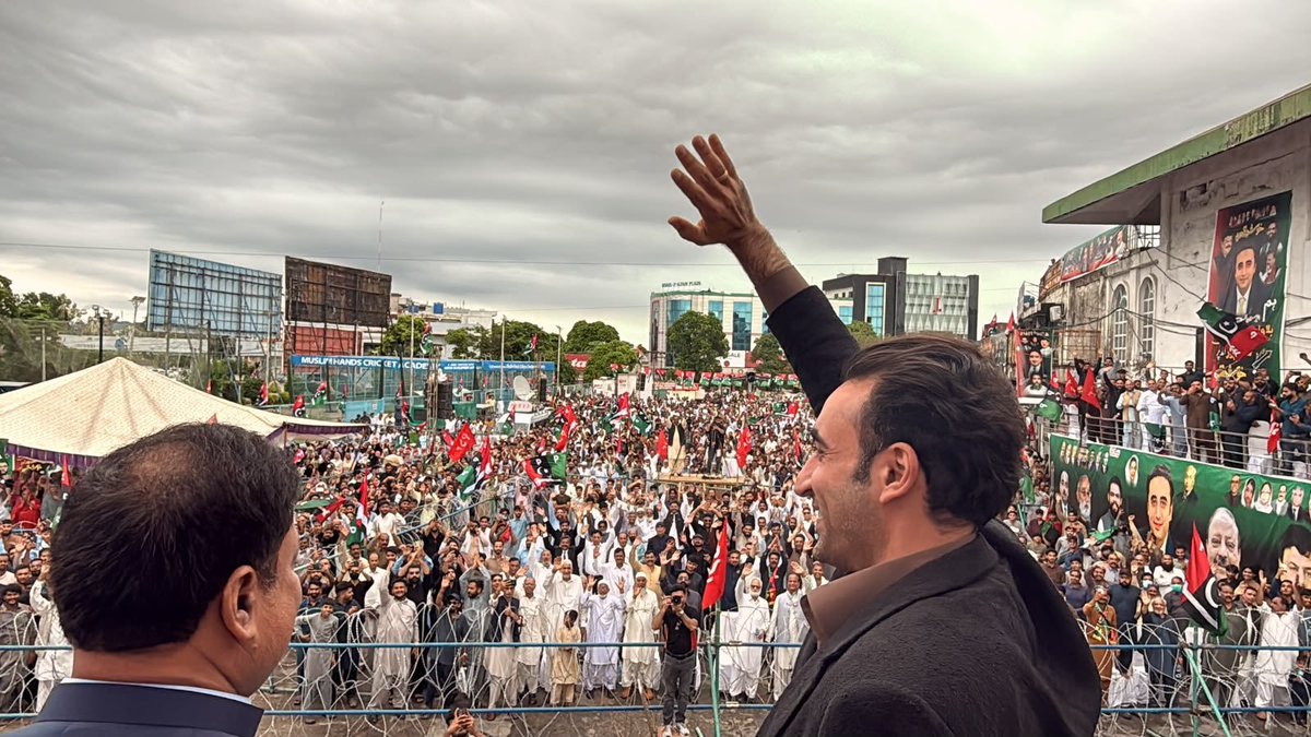 banbhan_raza's tweet photo. Chairman @BBhuttoZardari warmly responds to the passionate slogans of supporters at the Mirpur public gathering. 🏹❤️🖤💚

#MirpurMainTeerChaleyGa
#میرپور_میں_تیرچلےگا https://t.co/7WUvT58LEz