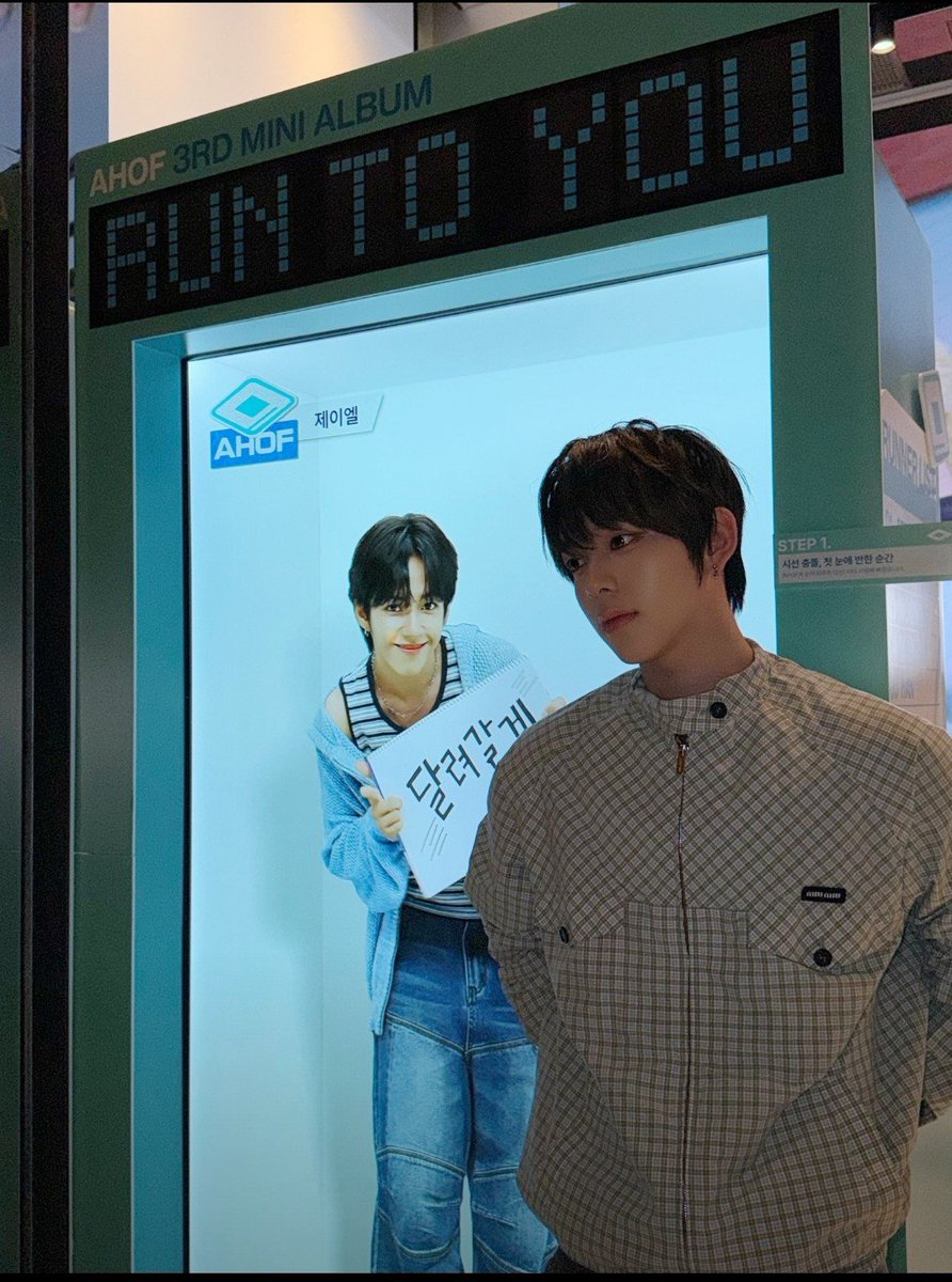 nishjunzz's tweet photo. chihen visited the showroom and posted with caption 

'mom~ I saw a celebrity!'

he posted a photo with jl separately as well MY CHIHJAYYYYY HEART 😭❤️‍🔥 https://t.co/5QB1lbACKR