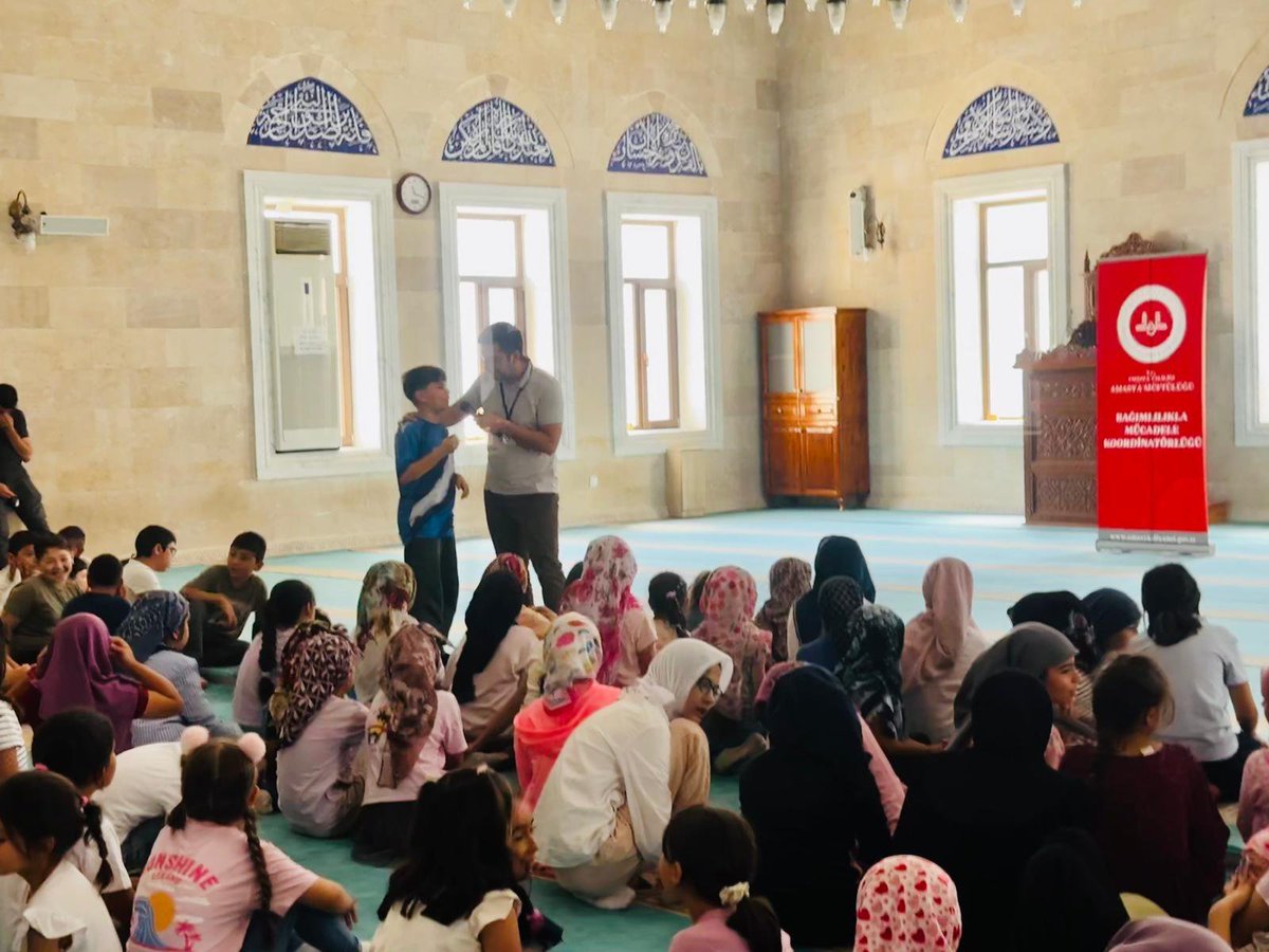 amasya_sm's tweet photo. "Ekrandan Uzaklaş, Camiye Yakınlaş" Projesi Kapsamında Eğitimlerimiz Devam Ediyor! 

Geleceğimizin teminatı çocuklarımızın ve gençlerimizin dijital bağımlılıklardan uzak, sağlıklı bir yaşam sürmeleri için saha çalışmalarımıza kararlılıkla devam ediyoruz. https://t.co/jFPUConqY2