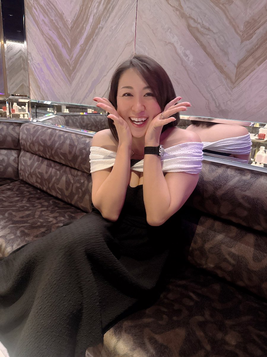 av_tsubaki's tweet photo. 本日も銀座レッドドラゴンフォーエバーにご来店いただいた皆様、ありがとうございました！

ちょこちょこ出ていますので☺️お時間ある方はお酒呑ませに来てください🤤w

予約は公式HP記載のLINE又はお電話にてお願いいたします
🔻
LINE→https://t.co/6adFNw41Q7
HP→https://t.co/6agYzhSyPa https://t.co/py9EF85lfJ
