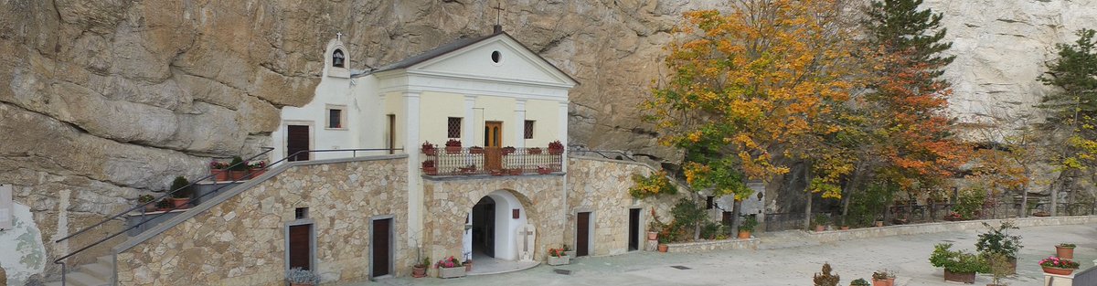 vaticannews_it's tweet photo. Tra pareti di roccia e boschi, sui Monti Simbruini, il santuario della Santissima Trinità di #Vallepietra custodisce un’antica e rara immagine delle tre Persone divine. Oggi la visita e la preghiera di #PapaLeoneXIV.
#VaticanNewsIt

@DiocesiAnagni

⬇️
https://t.co/5STFRdDtiZ https://t.co/lOaOcSh6D1