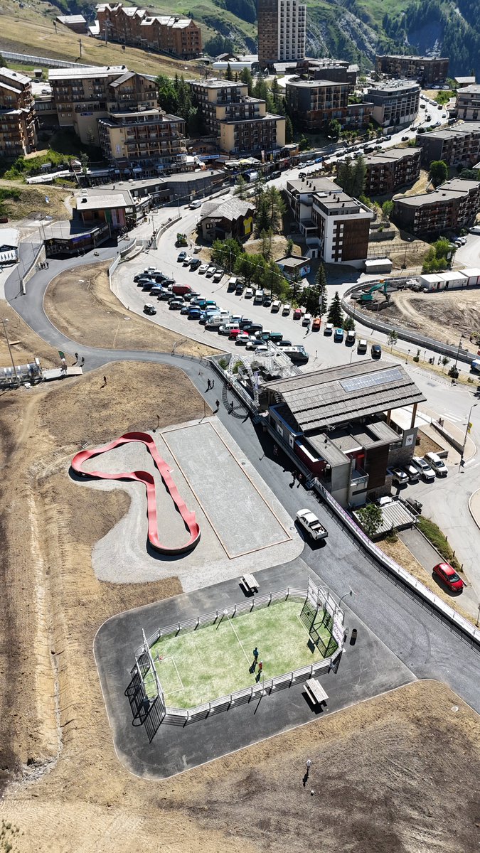 VINCIConstrucFR's tweet photo. Et à Orcières-Merlette où sera jugée l'arrivée, nos équipes ont aussi contribué à la transformation du front de neige dans le cadre de l'aménagement été de la station :
✅2000 m2 de cheminement piéton🚶
✅Pose d'enrobés sous un city stade et autour d'une aire de jeux🛝
#TDF2026 https://t.co/EgNNsEXxeo