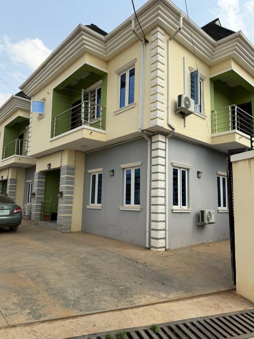 ArbaynGroupNG's tweet photo. 🏡 3 Units of 2 &amp; 3 Bedroom Duplexes
2 Units of 3-Bedroom Duplex
1 Unit of 2-Bedroom Duplex

📍Akoto Estate, Elebu, Ibadan
💰₦200 Million

Call, Whatsapp or DM for Enquiries or Inspection.
Note: 5% Professional Brokers Fee not included. 
#arbayngroup #propertyinvestment https://t.co/vR6lED4WQe