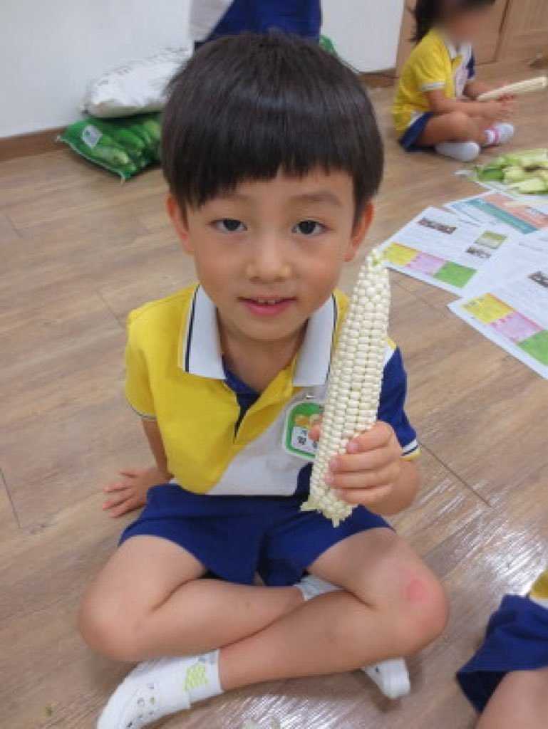 courtiouse's tweet photo. seonghyeon kecil mungil kuning lagi belajar ngupas jagung 😭🤏 https://t.co/NINyb3V0j6