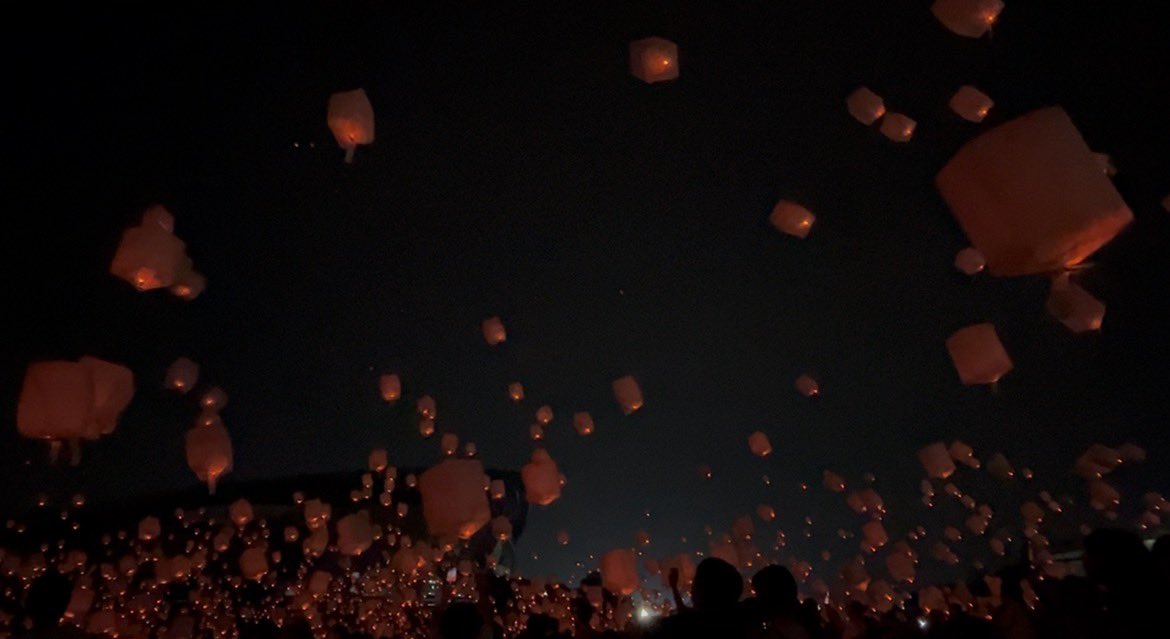 nagigorichan's tweet photo. 今日はずーっと楽しみにしてた
念願の #七夕スカイランタン祭り へ。
夜空にたくさんのランタンが
浮かぶ景色が幻想的で本当に
素敵な空間だった。
ちゃんと願い事飛ばしてきたよ🏮𓈒𓏸𓈒꙳𓂃 https://t.co/hsay1qDjUF