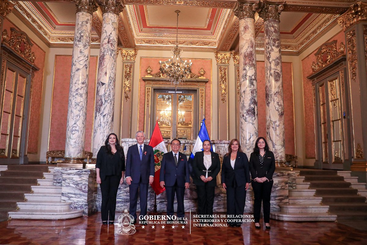 CancilleriaHN's tweet photo. 🇭🇳🤝🇵🇪 | 𝙇𝙖 𝙀𝙢𝙗𝙖𝙟𝙖𝙙𝙤𝙧𝙖 𝙀𝙭𝙩𝙧𝙖𝙤𝙧𝙙𝙞𝙣𝙖𝙧𝙞𝙖 𝙮 𝙋𝙡𝙚𝙣𝙞𝙥𝙤𝙩𝙚𝙣𝙘𝙞𝙖𝙧𝙞𝙖 𝙙𝙚 𝙡𝙖 𝙍𝙚𝙥ú𝙗𝙡𝙞𝙘𝙖 𝙙𝙚 𝙃𝙤𝙣𝙙𝙪𝙧𝙖𝙨 𝙖𝙣𝙩𝙚 𝙡𝙖 𝙍𝙚𝙥ú𝙗𝙡𝙞𝙘𝙖 𝙙𝙚𝙡 𝙋𝙚𝙧ú, 𝙑𝙖𝙣𝙞𝙖 𝙂𝙖𝙧𝙘í𝙖 𝙈𝙤𝙧𝙖𝙡𝙚𝙨, 𝙥𝙧𝙚𝙨𝙚𝙣𝙩ó 𝙡𝙖𝙨 𝘾𝙖𝙧𝙩𝙖𝙨 𝘾𝙧𝙚𝙙𝙚𝙣𝙘𝙞𝙖𝙡𝙚𝙨 𝙦𝙪𝙚 𝙡𝙖 𝙖𝙘𝙧𝙚𝙙𝙞𝙩𝙖𝙣 𝙘𝙤𝙢𝙤 𝙧𝙚𝙥𝙧𝙚𝙨𝙚𝙣𝙩𝙖𝙣𝙩𝙚 𝙙𝙚𝙡 𝙀𝙨𝙩𝙖𝙙𝙤 𝙝𝙤𝙣𝙙𝙪𝙧𝙚ñ𝙤 𝙖𝙣𝙩𝙚 𝙚𝙡 𝙂𝙤𝙗𝙞𝙚𝙧𝙣𝙤 𝙙𝙚 𝙡𝙖 𝙍𝙚𝙥ú𝙗𝙡𝙞𝙘𝙖 𝙙𝙚𝙡 𝙋𝙚𝙧ú, 𝙙𝙪𝙧𝙖𝙣𝙩𝙚 𝙪𝙣𝙖 𝙘𝙚𝙧𝙚𝙢𝙤𝙣𝙞𝙖 𝙤𝙛𝙞𝙘𝙞𝙖𝙡 𝙥𝙧𝙚𝙨𝙞𝙙𝙞𝙙𝙖 𝙥𝙤𝙧 𝙚𝙡 𝙀𝙭𝙘𝙚𝙡𝙚𝙣𝙩í𝙨𝙞𝙢𝙤 𝙎𝙚ñ𝙤𝙧 𝙋𝙧𝙚𝙨𝙞𝙙𝙚𝙣𝙩𝙚 𝙙𝙚 𝙡𝙖 𝙍𝙚𝙥ú𝙗𝙡𝙞𝙘𝙖, 𝙅𝙤𝙨é 𝙈𝙖𝙧í𝙖 𝘽𝙖𝙡𝙘á𝙯𝙖𝙧.

Este acto marca el inicio formal de su misión diplomática y reafirma el compromiso del Gobierno de la República de Honduras, liderado por el Presidente Nasry Asfura, de continuar fortaleciendo los históricos lazos de amistad, cooperación y entendimiento entre Honduras y el Perú, en beneficio de ambos pueblos.