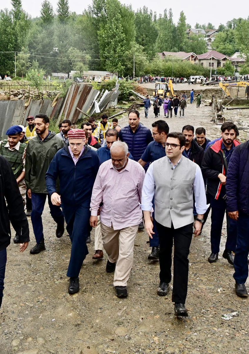 ShaaneKashmir's tweet photo. CM @OmarAbdullah visited Beerwah, Budgam today to assess damage from yesterday’s flash floods. 
Inspected affected areas &amp; met residents. 
Assured all possible govt assistance &amp; directed prompt relief &amp; rehabilitation. 
Govt stands firmly with the people in this difficult hours. https://t.co/IJ4BG7mQPX