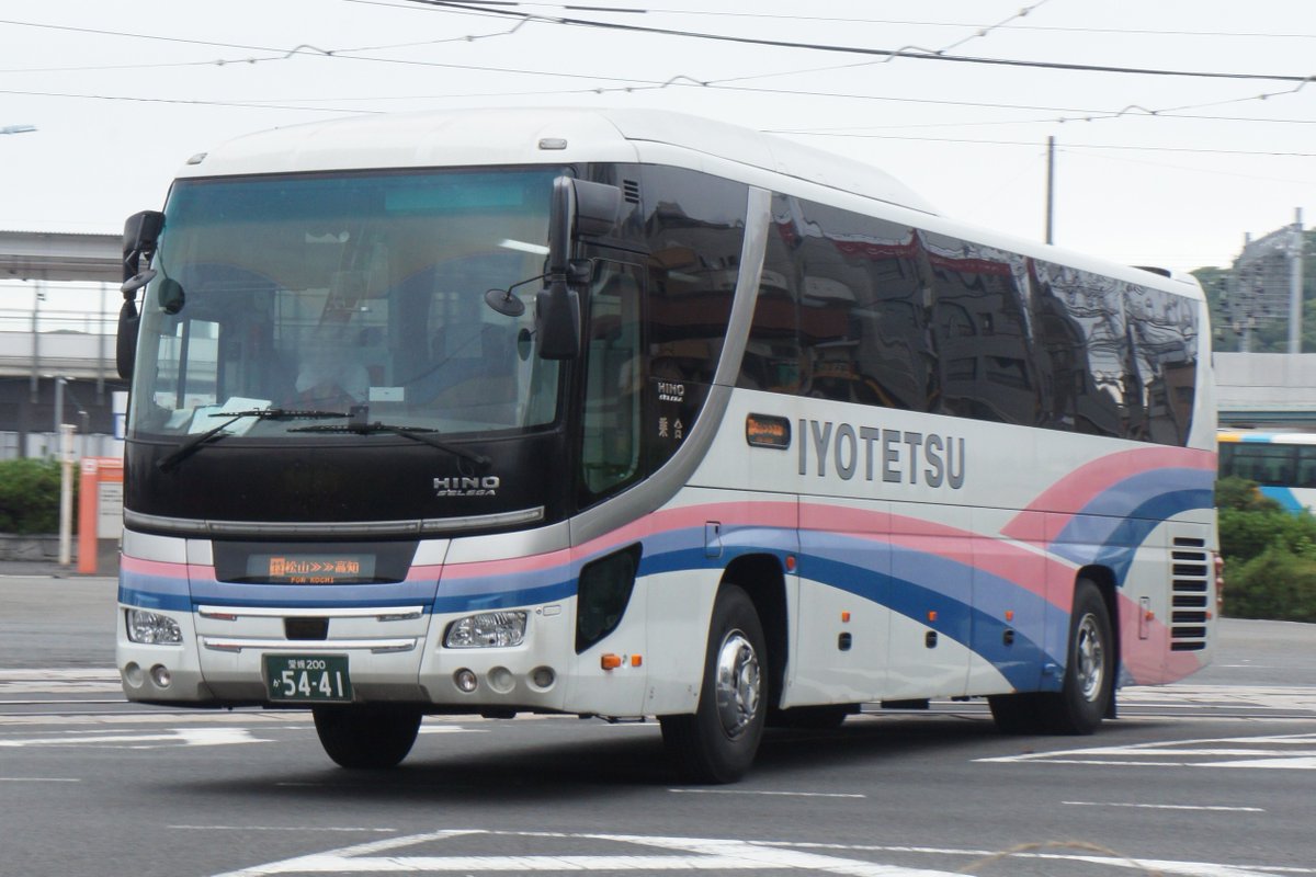 HARTO5285's tweet photo. 伊予鉄バス
愛媛200か5441
QRG-RU1ESBA 室町
5441号車単体で導入されたQRG規制で後部トイレ付の高速バス用セレガHD
導入当初は主に京都方面へのオレンジライナーで運用されていましたが、現在は四国内高速バスで運行されています。 https://t.co/wTFS1qocvf