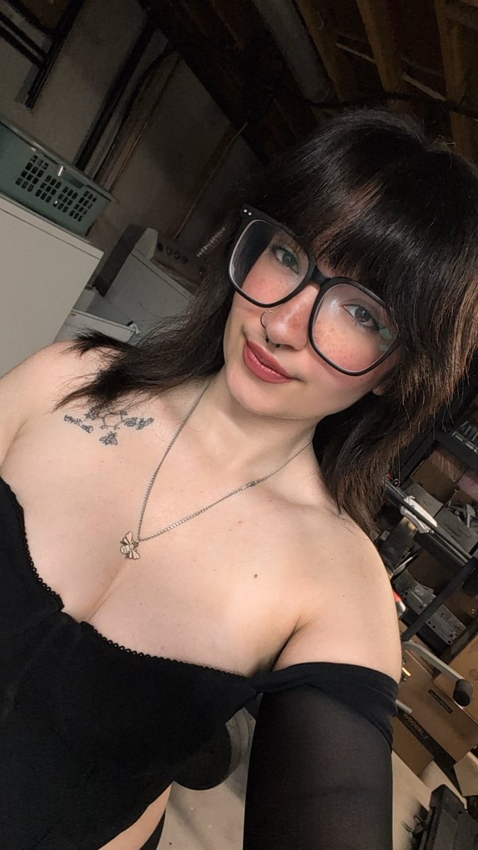 moonlitmunchiez's tweet photo. come hangout and yap while I play the new phas update  !! 
11 -2pm !! 
https://t.co/WfYApXfV2F https://t.co/gKB9mLEbiq