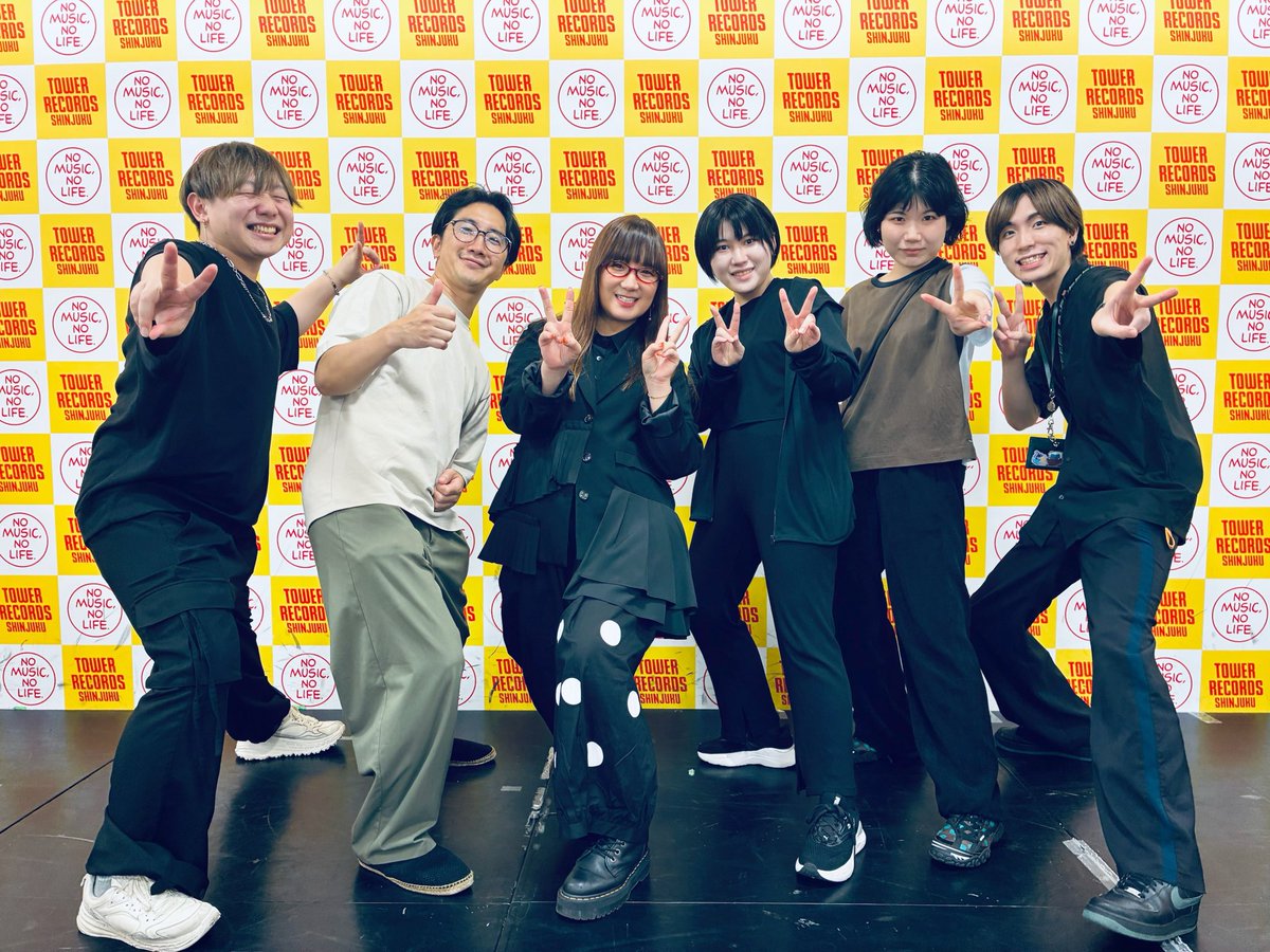 okuhanako's tweet photo. 本日7/22にアルバム「会いたいと思えること」発売しました！

受注生産の豪華盤も届いているみたいで、よかったです！無事にこの日を迎えられて本当に嬉しいです！

今日はリリイベをタワーレコード新宿店さんでやらせていただきました！
CDジャケットと同じ衣装でやりたいと思って長袖裏地ありの黒ジャケットを着てライブをしたら、サウナばりに汗をかいてしまい大変でした。笑

見にきてくれた皆さんありがとうございました！

最後の写真はポニーキャニオンのみなさまと😊今日初めてお会いした新入社員の方が21歳なんですと！なんだか感激しました。

本当にありがとうございます！　

#奥華子　#会いたいと思えること