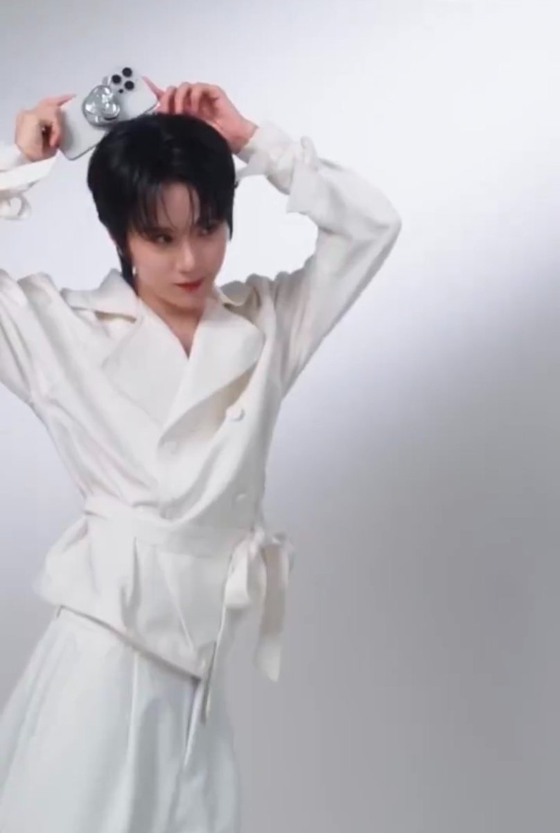 auausaveee's tweet photo. just save and his non-existent waist https://t.co/DbjyWxUX9A