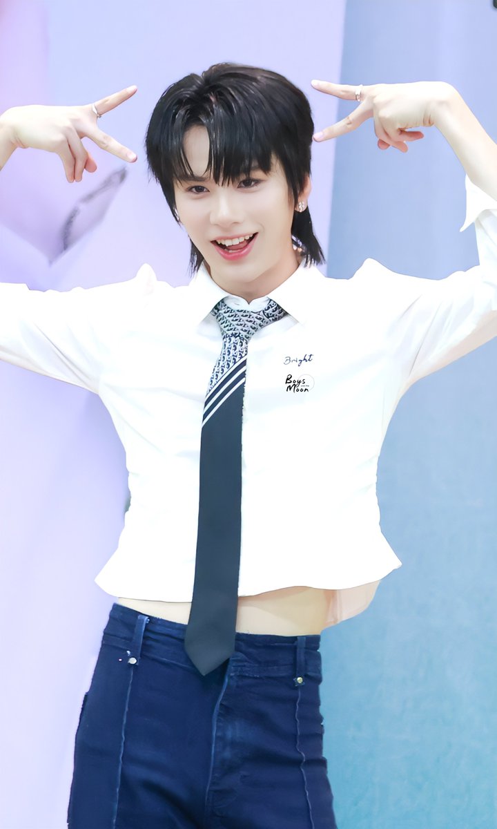 auausaveee's tweet photo. just save and his non-existent waist https://t.co/DbjyWxUX9A