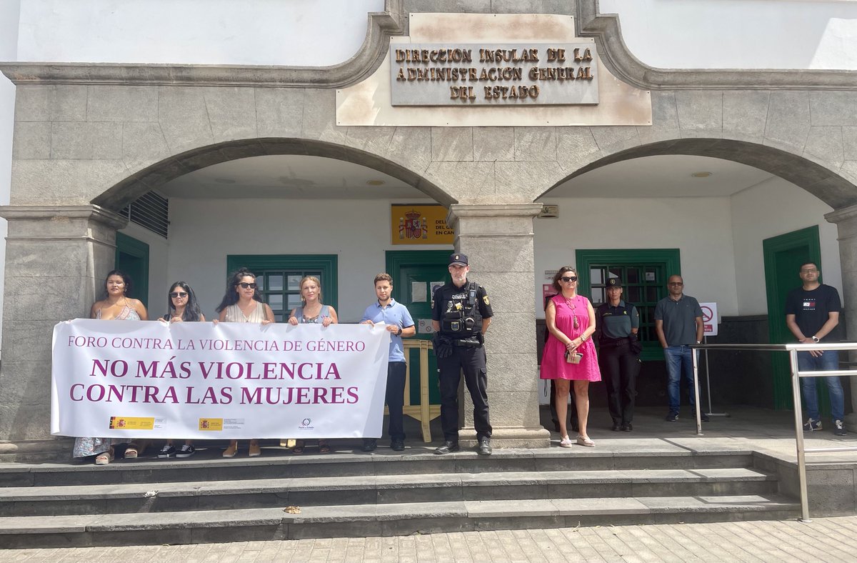 DgCanarias's tweet photo. 🟣Todas las sedes insulares se han sumado al minuto de silencio

Delegación del Gobierno en Las Palmas de Gran Canaria y Direcciones Insulares de Lanzarote y Fuerteventura https://t.co/bp7COdEBwP