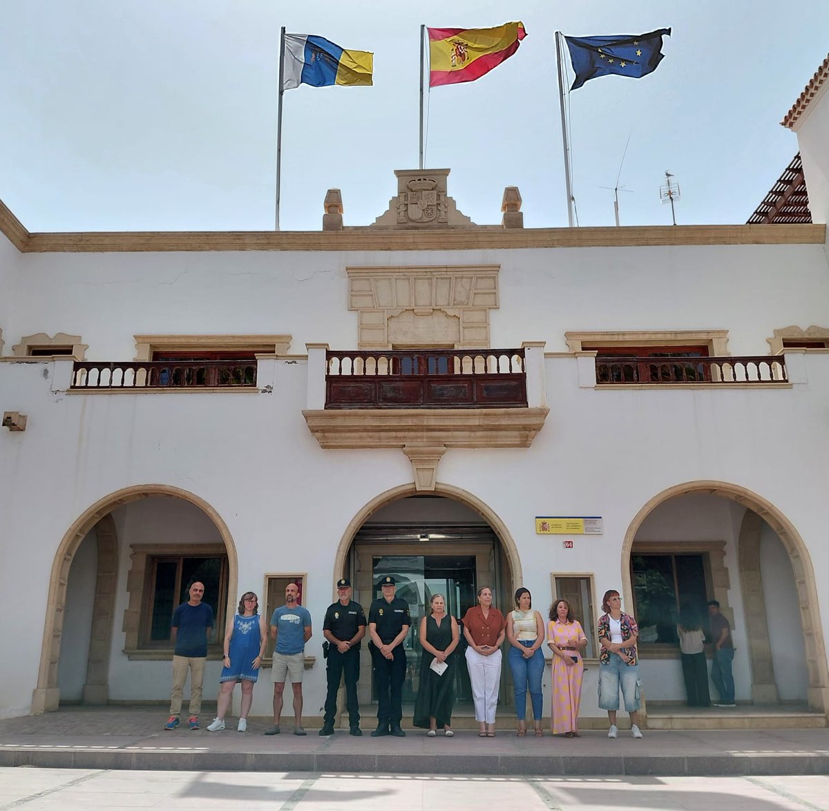 DgCanarias's tweet photo. 🟣Todas las sedes insulares se han sumado al minuto de silencio

Delegación del Gobierno en Las Palmas de Gran Canaria y Direcciones Insulares de Lanzarote y Fuerteventura https://t.co/bp7COdEBwP