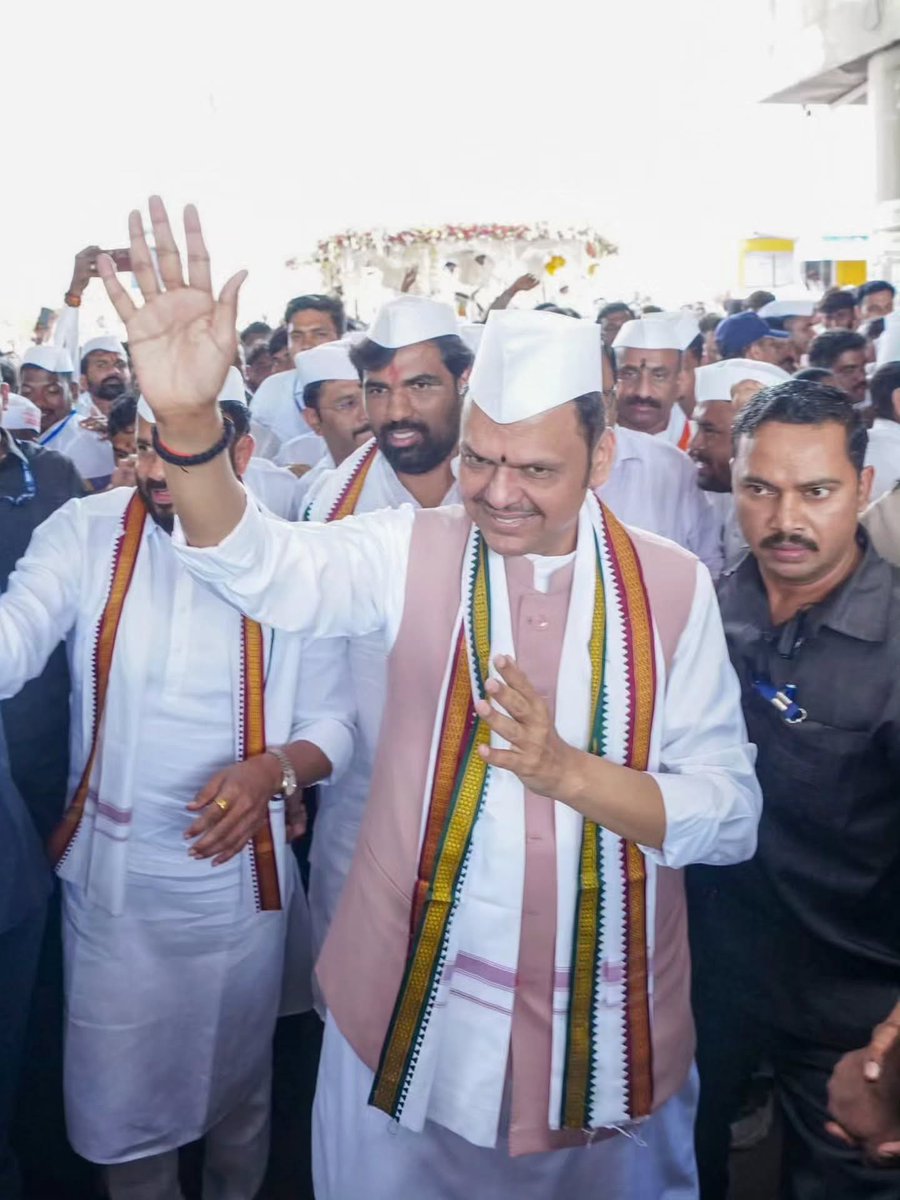 RamVSatpute's tweet photo. सोहळा जमला वारीचा, सण आला पंढरीचा,
मेळा जमला भक्तगणांचा, ध्यास विठूमाऊलीच्या दर्शनाचा!

राज्याचे मुख्यमंत्री मा. श्री. देवेंद्रजी फडणवीस साहेबांसमवेत आज कैवल्य साम्राज्य चक्रवर्ती संतश्रेष्ठ श्री ज्ञानेश्वर माऊलींच्या पालखी रथाचे दर्शन घेतले.

आषाढी वारी ही श्रद्धा, समता, सेवा आणि माणुसकीचा अखंड उत्सव आहे. संत ज्ञानेश्वर माऊलींनी दिलेला भक्तीचा, करुणेचा आणि सर्वसमावेशकतेचा संदेश आजही समाजाला दिशा देणारा आहे. 

या संतपरंपरेतून मिळणारे संस्कार आणि लोककल्याणाची प्रेरणा सार्वजनिक जीवनात सातत्याने कार्य करण्याची नवी ऊर्जा देतात. यावेळी लोकप्रतिनिधी, प्रशासनातील वरिष्ठ अधिकारी, पक्षाचे वरिष्ठ पदाधिकारी, कार्यकर्ते, वारकरी संप्रदायातील महाराज आणि भाविक भक्त उपस्थित होते.
@Dev_Fadnavis
@Jaykumar_Gore

#ashadhiwari #malshiras #pandharpur