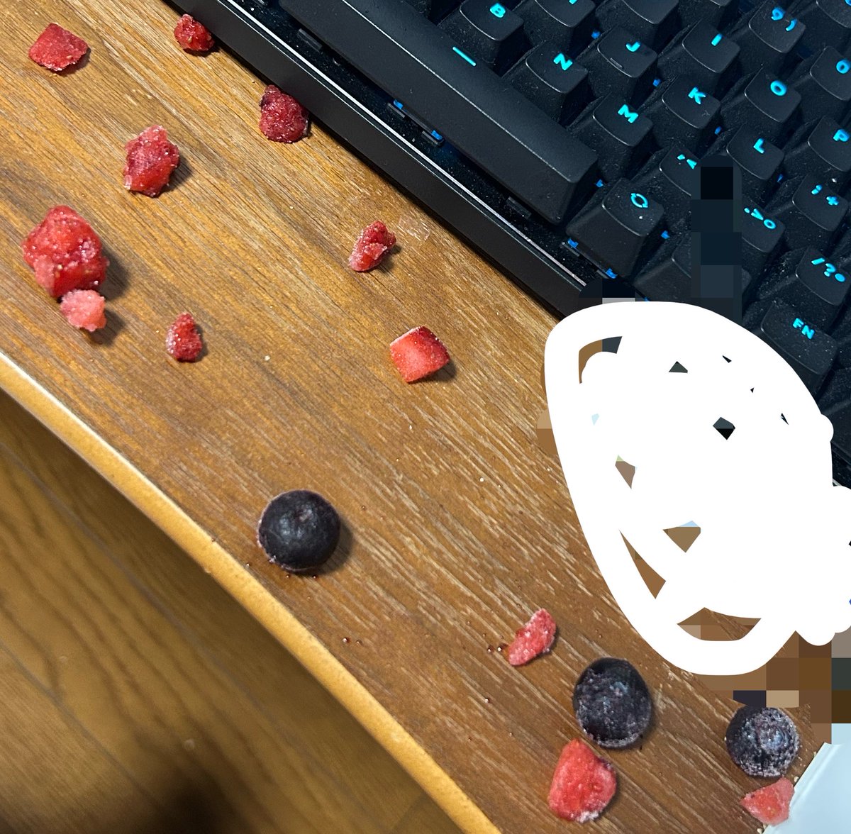 gudasakegame's tweet photo. アサイーボウルほぐそうと下のとこ手でキュってしたら上のフルーツ全部弾け飛んだwwwwww
ちなみに床にもいった https://t.co/XoIXcJbvhR