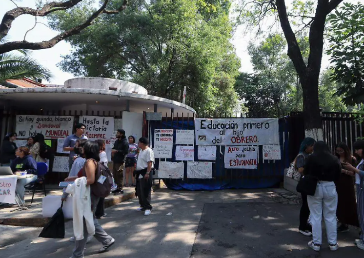 galvanochoa's tweet photo. 🔴 Díselo a Claudia
➡️ Asunto: Canal 11

Respetuosamente, queremos hacerle llegar esta petición: es necesaria su intervención para terminar con el secuestro de las instalaciones del @CanalOnceTV por un grupo de supuestos estudiantes del Instituto Politécnico Nacional. Desde que usted anunció que el director del instituto debería ser nombrado por votación directa, la situación se volvió crítica. El Canal es víctima de un conflicto ajeno.

Trabajadores de Canal Once

🖊️ https://t.co/J2FuRMfgZK