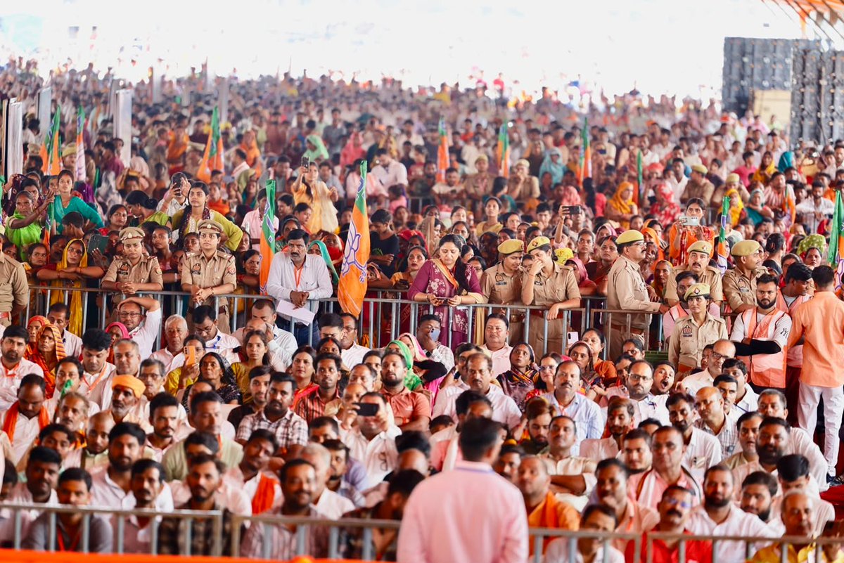 DMBahraich's tweet photo. विधानसभा क्षेत्र महसी एवं नानपारा की रू. 352 करोड़ लागत की 70 विकास परियोजनाओं के लोकार्पण एवं शिलान्यास कार्यक्रम के अवसर पर मा. मुख्यमंत्री उत्तर प्रदेश योगी आदित्यनाथ जी ने विशाल जनसभा को किया सम्बोधित। https://t.co/XXdNy6Qg4S