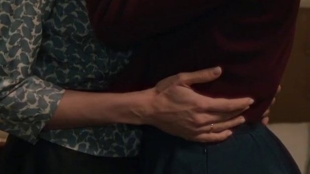 HILLROMANOFF's tweet photo. "sueño con besar esa boca lentamente y poner mis manos en tu cintura" 

la debilidad que tiene la burguesa por la cintura de su mujer es una cosa que madre mía ❤️‍🔥 #mafin https://t.co/aSEu8nCmKX