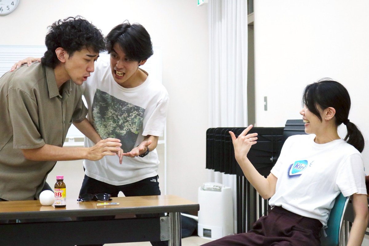 ragiragihoux's tweet photo. 稽古佳境、色んな調整整ってきて
そうなってくると欲が出ますね

色々伝えたくなって、少し異様な情報量の当日パンフレット作りました
もし会場に早く到着されたら、のんびりお読みくださいね📖

いちご一族『#おハムレット』
7月25-26日SOOO dramtic! 
https://t.co/UjfrbjdC3N https://t.co/7XbDnDUsMK