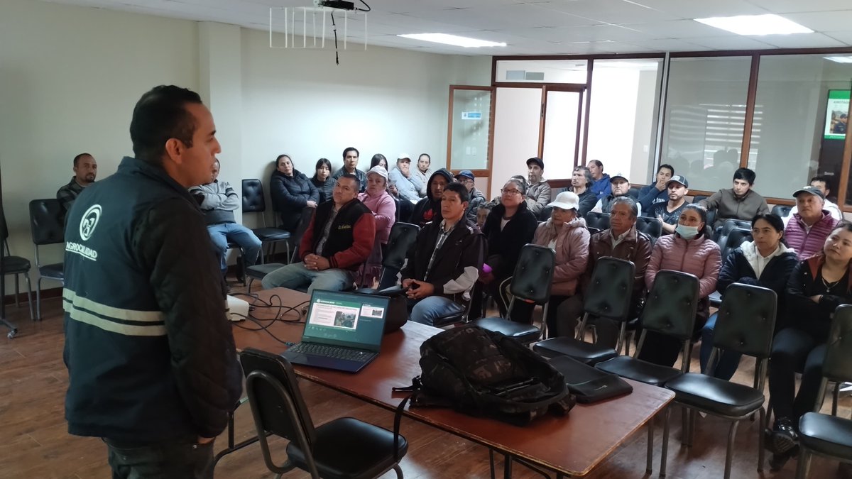AgrocalidadZ6's tweet photo. #Azuay | Capacitamos a productores de la parroquia Bulán, cantón Paute, sobre los requisitos sanitarios para realizar eventos de concentración animal, como escaramuzas y cabalgatas. #PrevenciónSanitaria https://t.co/try5vkMIZJ